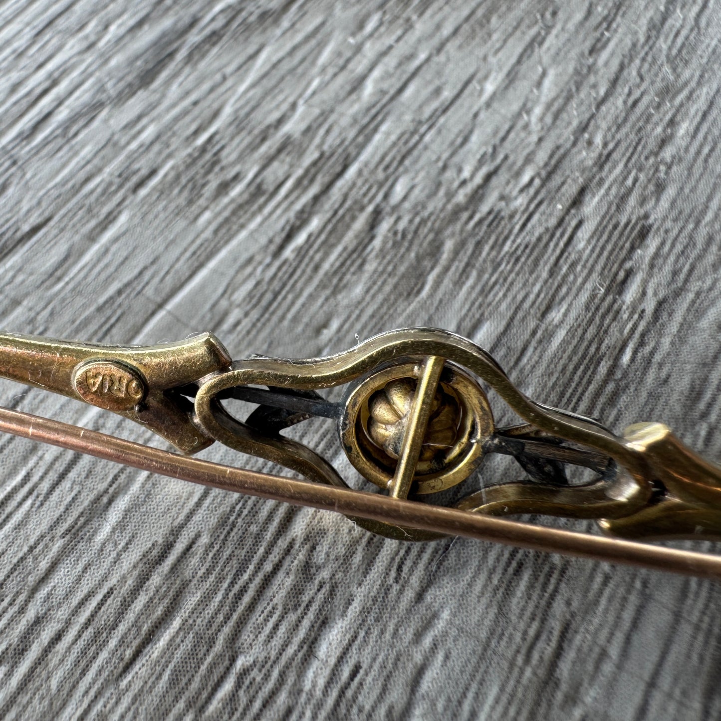 Broche ancienne plaque or style Art Déco