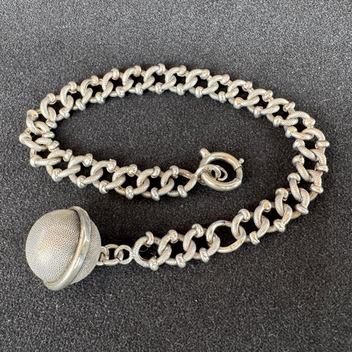 Bracelet ancien en argent à breloque vers 1900
