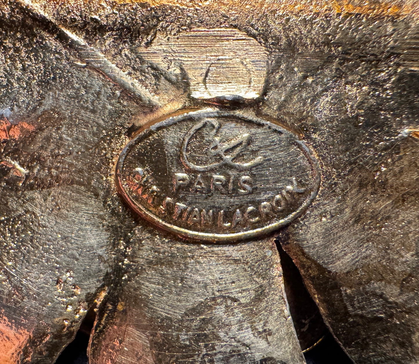 Broche CHRISTIAN LACROIX « Fleur » - métal doré