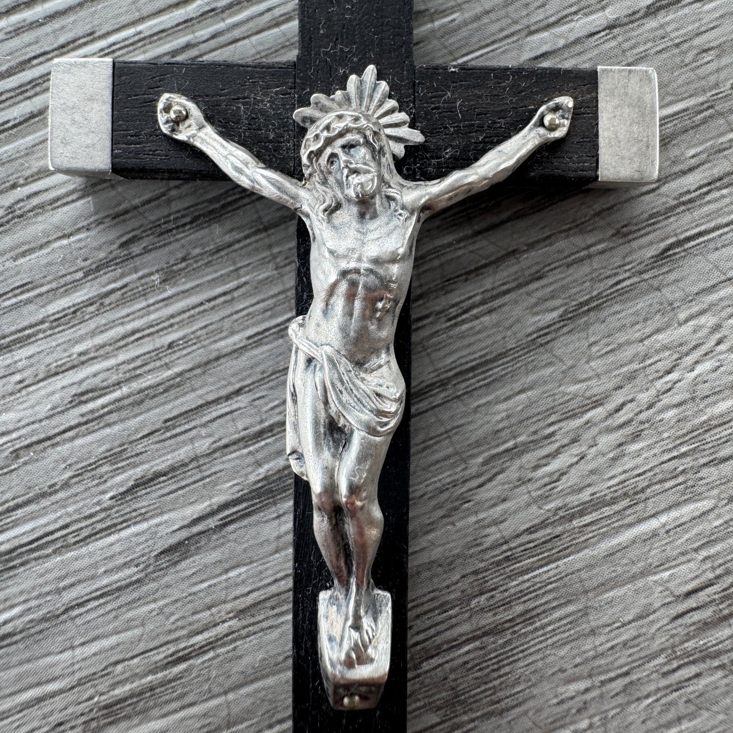 Crucifix ancien en Bois noirci et argent massif - Gravé