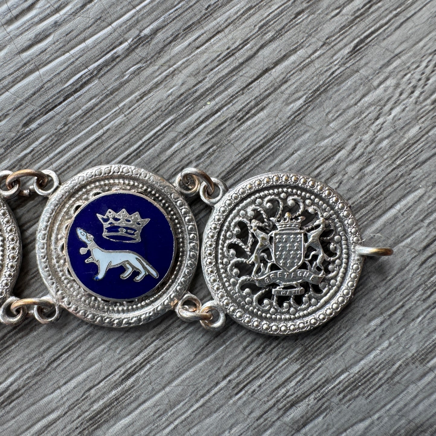 Bracelet ancien Souvenir de Bretagne « armoiries de Bretagne - Sainte Anne » métal argenté emaillé