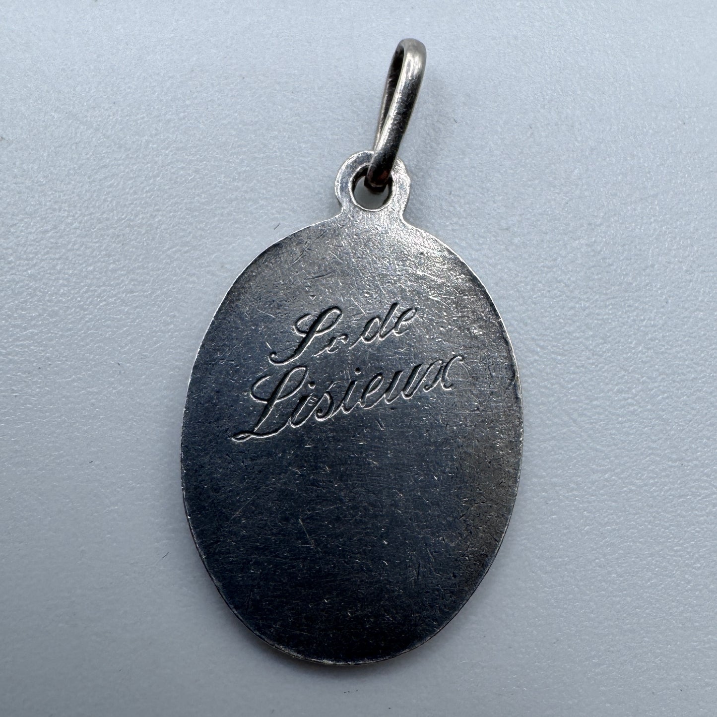 Médaille religieuse ancienne « Sainte Thérèse » en argent emaillé