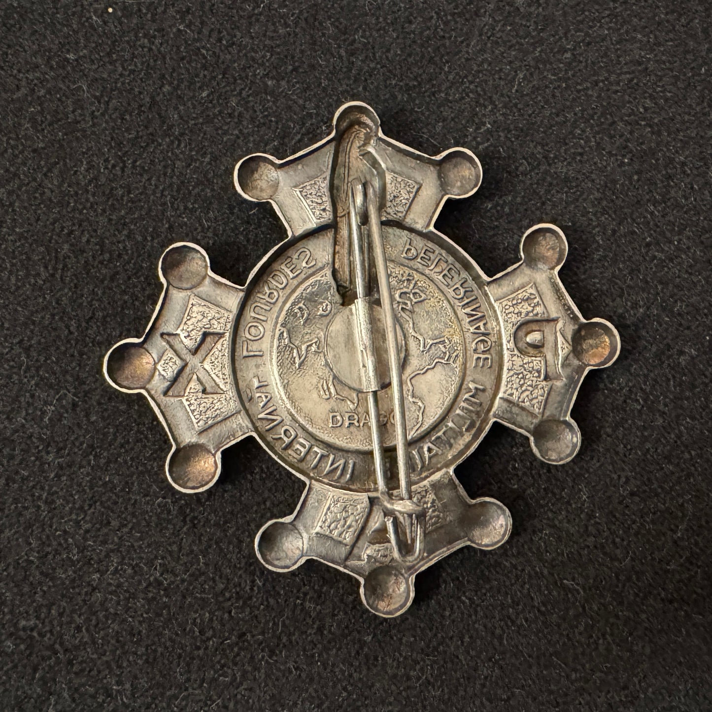 Insigne PAX pèlerinage militaire international de Lourdes- métal argenté