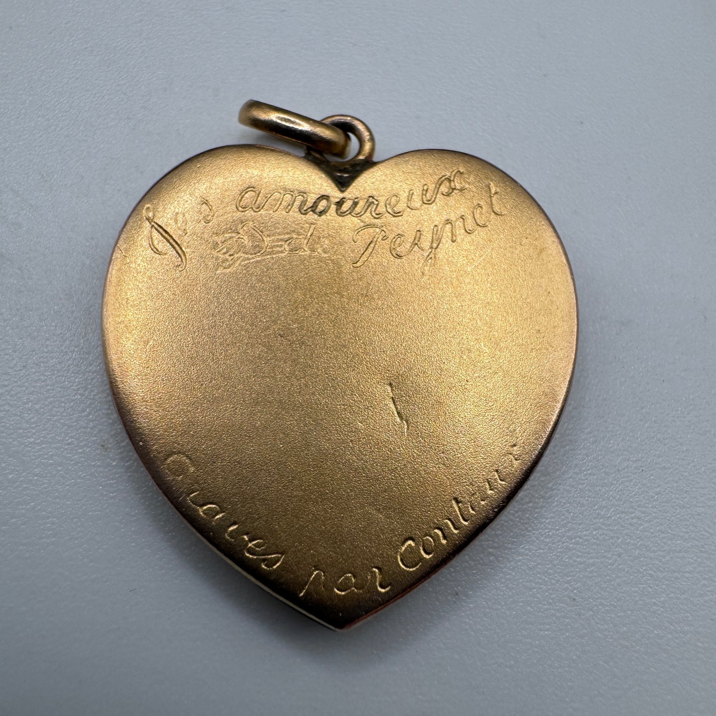 Pendentif ancien en plaqué or - « les Amoureux de Peynet »