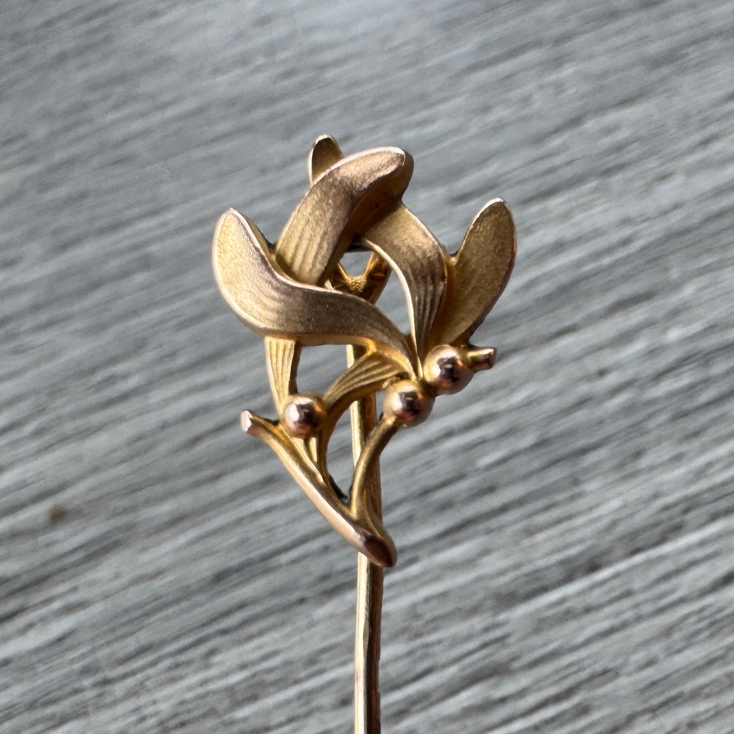 Épingle à cravate ancienne Art Nouveau « décor au gui » - plaqué or