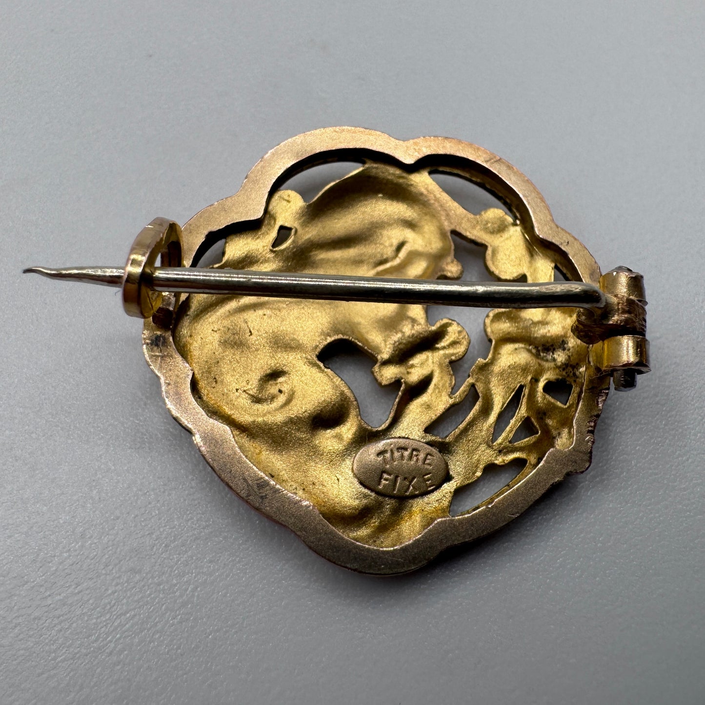 Broche ancienne Art Nouveau en plaqué or « décor profil de femme »