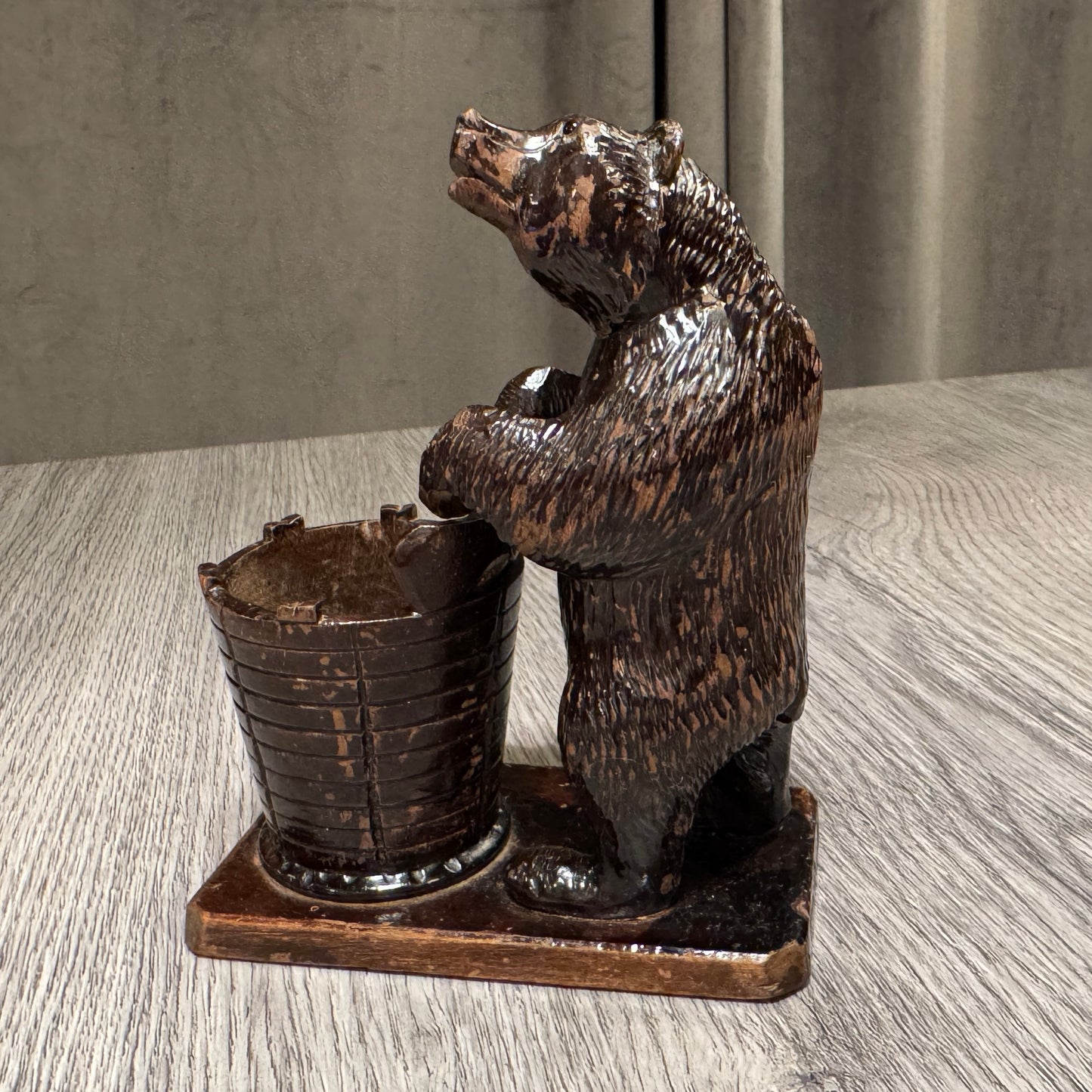 Pyrogène ancien en bois vernis « l’ours et le tonneau » - souvenir Forêt Noire