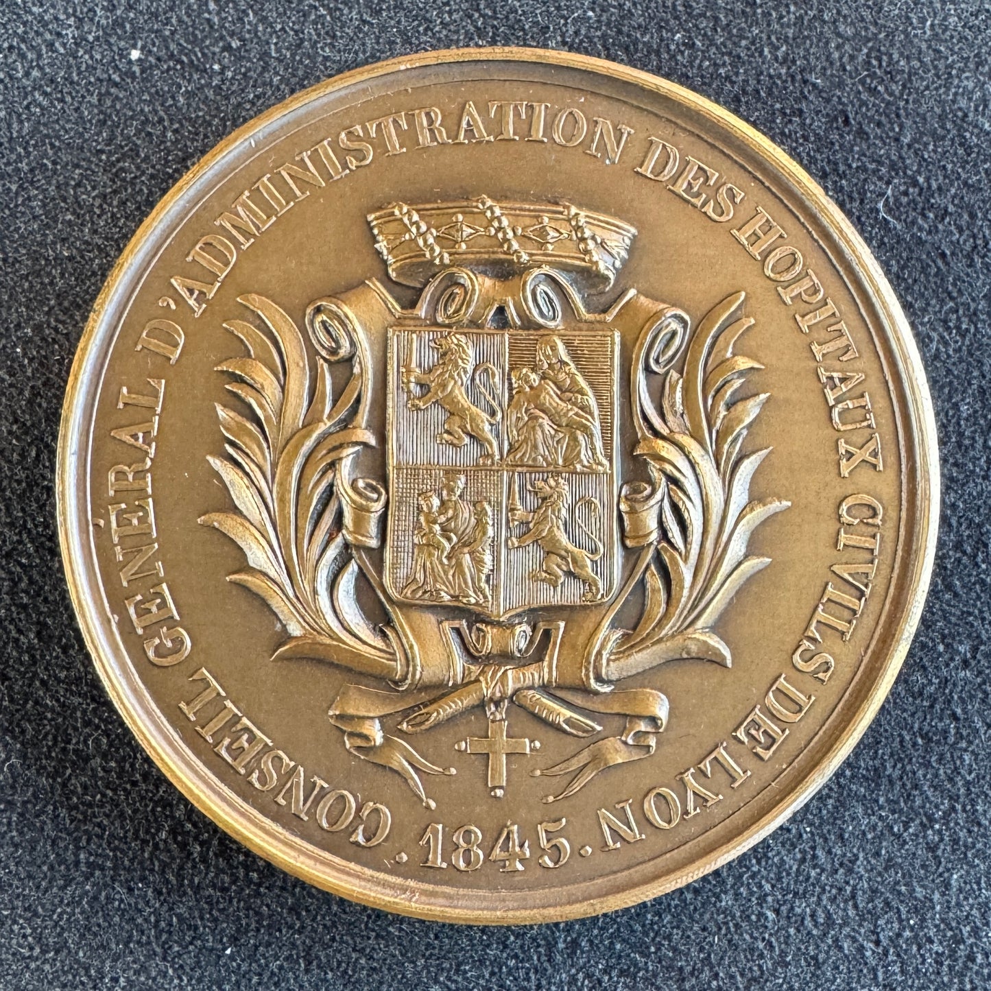 Medaille ancienne en bronze - « roi et reine des Francs » - hospices de Lyon