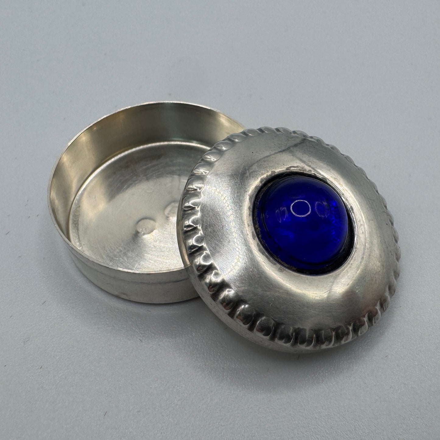 petite boîte pilulier en argent et verre bleu