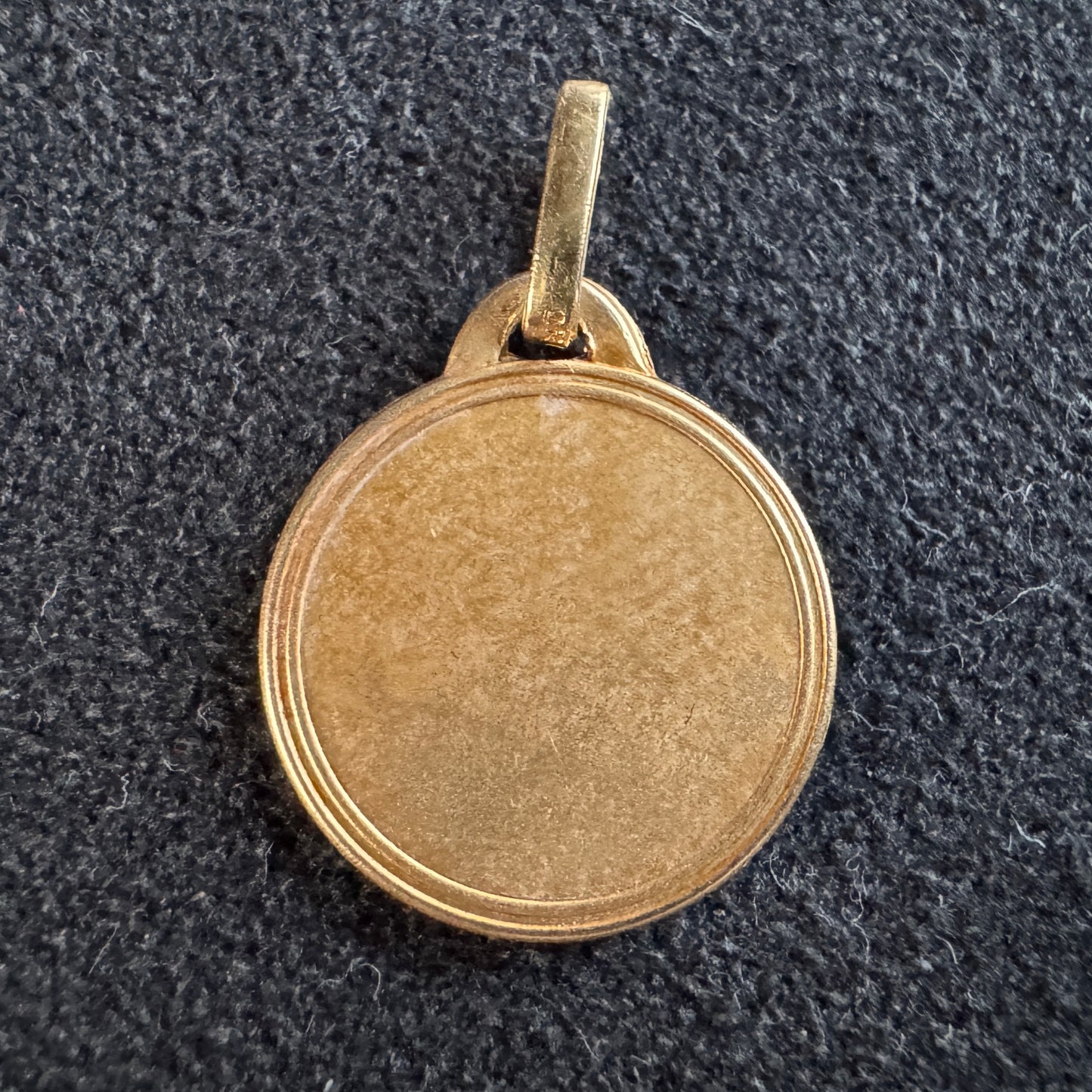 Médaille religieuse ancienne en plaqué or « Petit Jesus et l’agneau »