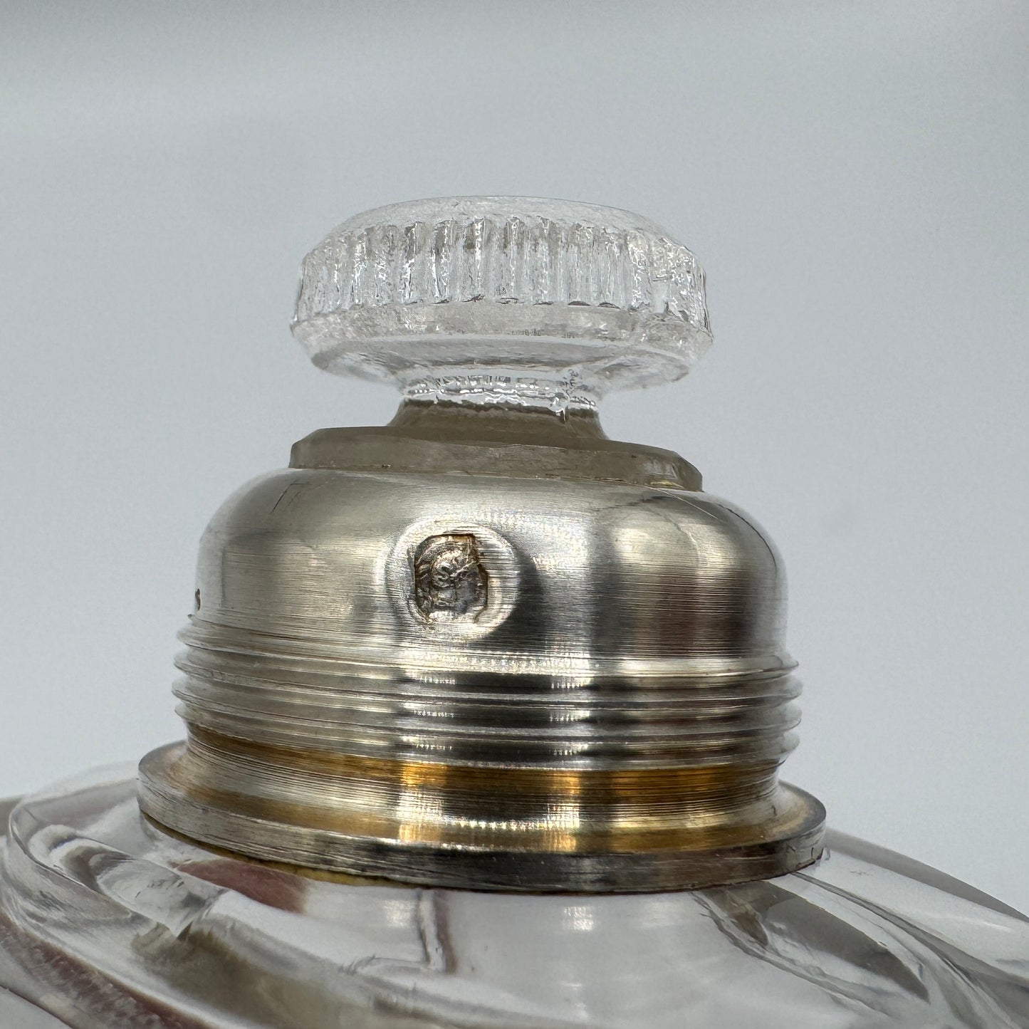 Flacon à parfum en argent massif et cristal