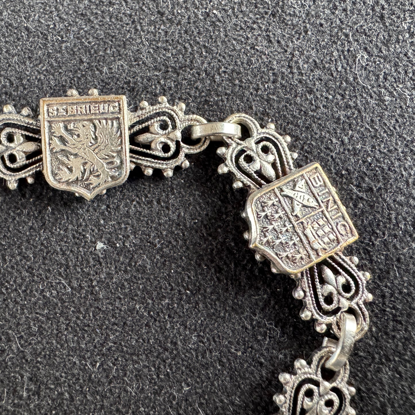 Bracelet ancien Souvenir de Bretagne « Perros Guirec - Guingamp - St Brieuc - Binic - Lannion »