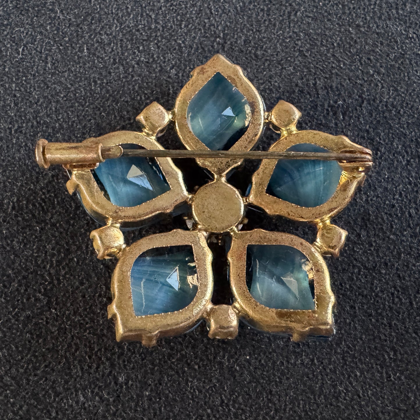 Broche Vintage en métal doré et verroterie