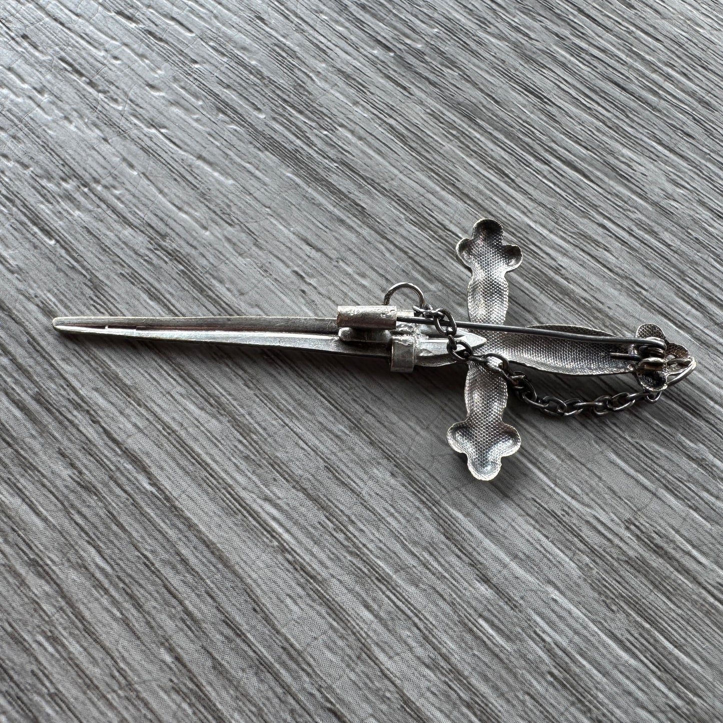 Broche ancienne « épée » en métal argenté
