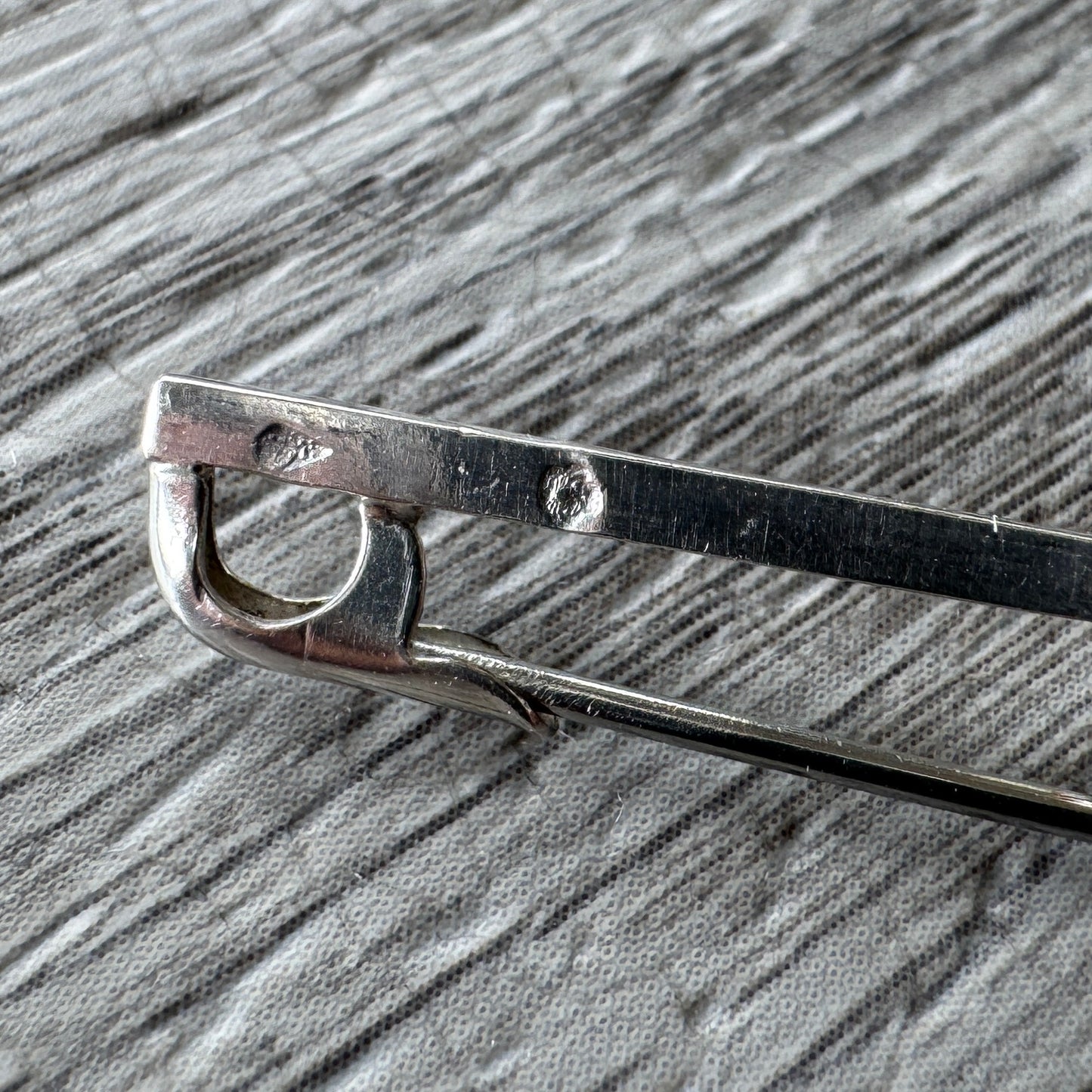 Broche ancienne art Deco en argent et pierre de soleil