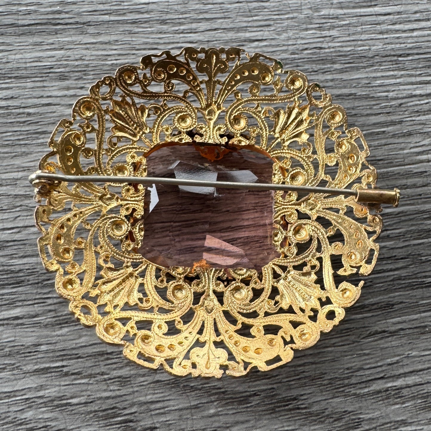 Broche ancienne en métal doré et cabochon rose en verre taillée