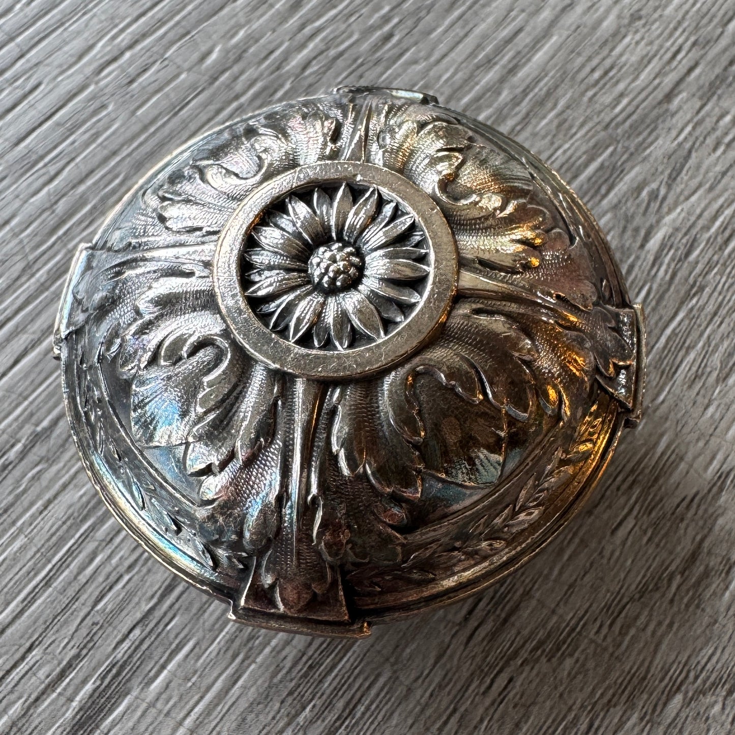 boîte Ancienne pilulier « fleur de Lys » - métal argenté