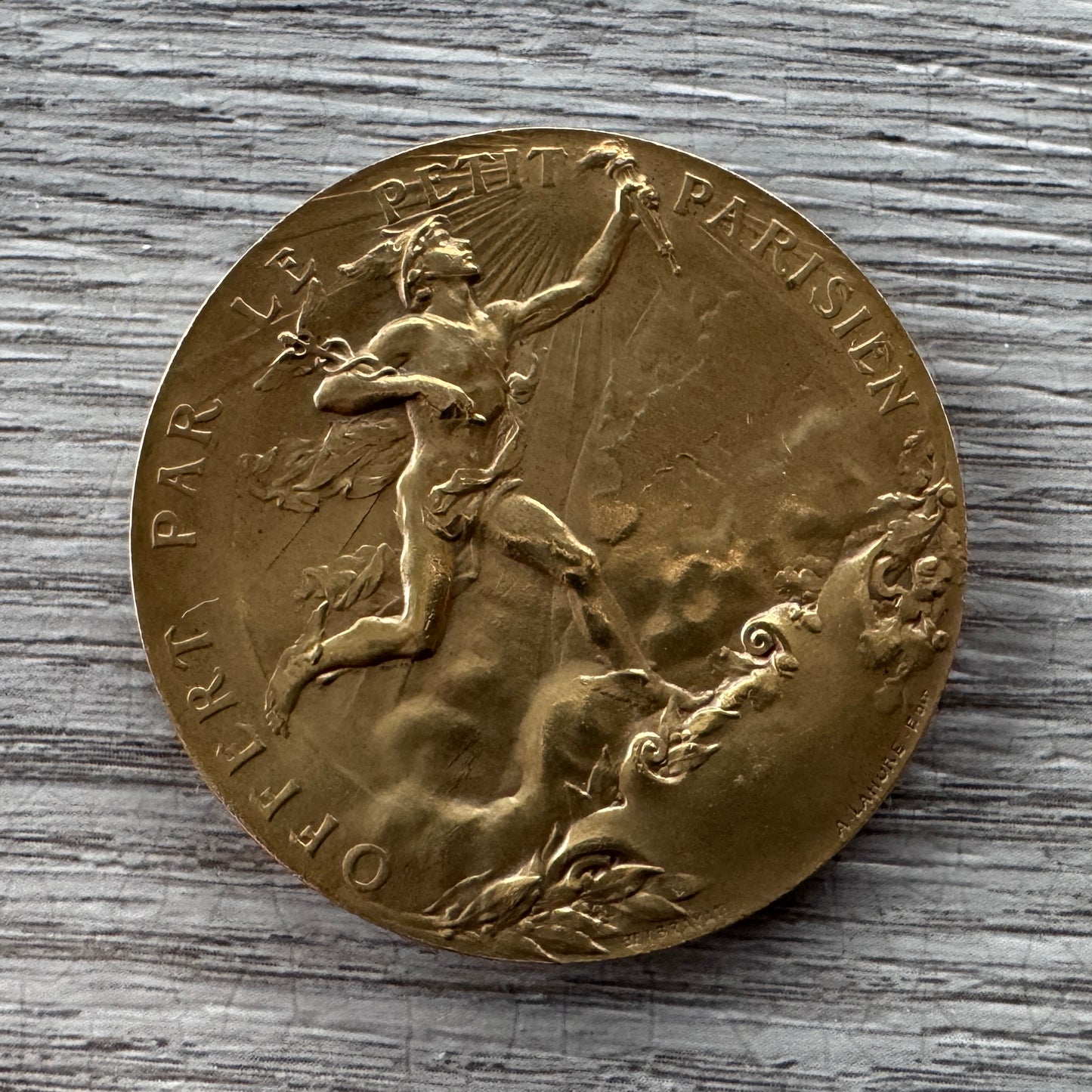 Belle médaille ancienne en bronze « le petit Parisien »