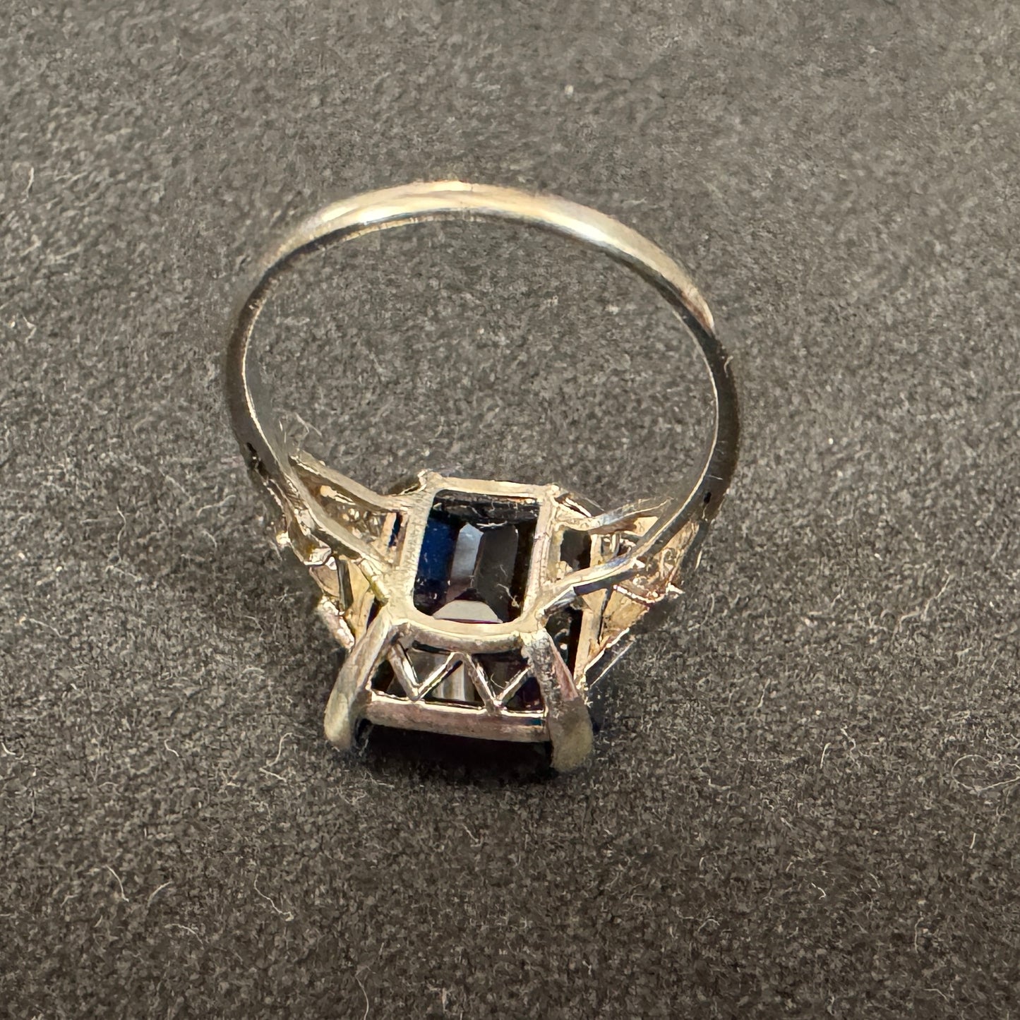 Bague Art Déco en or blanc 18 carats - Diamants et Saphir
