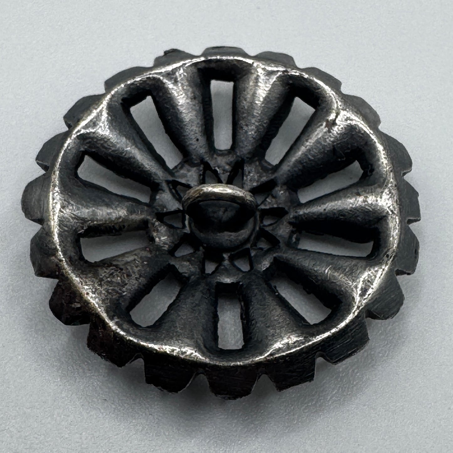 Bouton ancien vers 1900 - métal argenté et verroterie