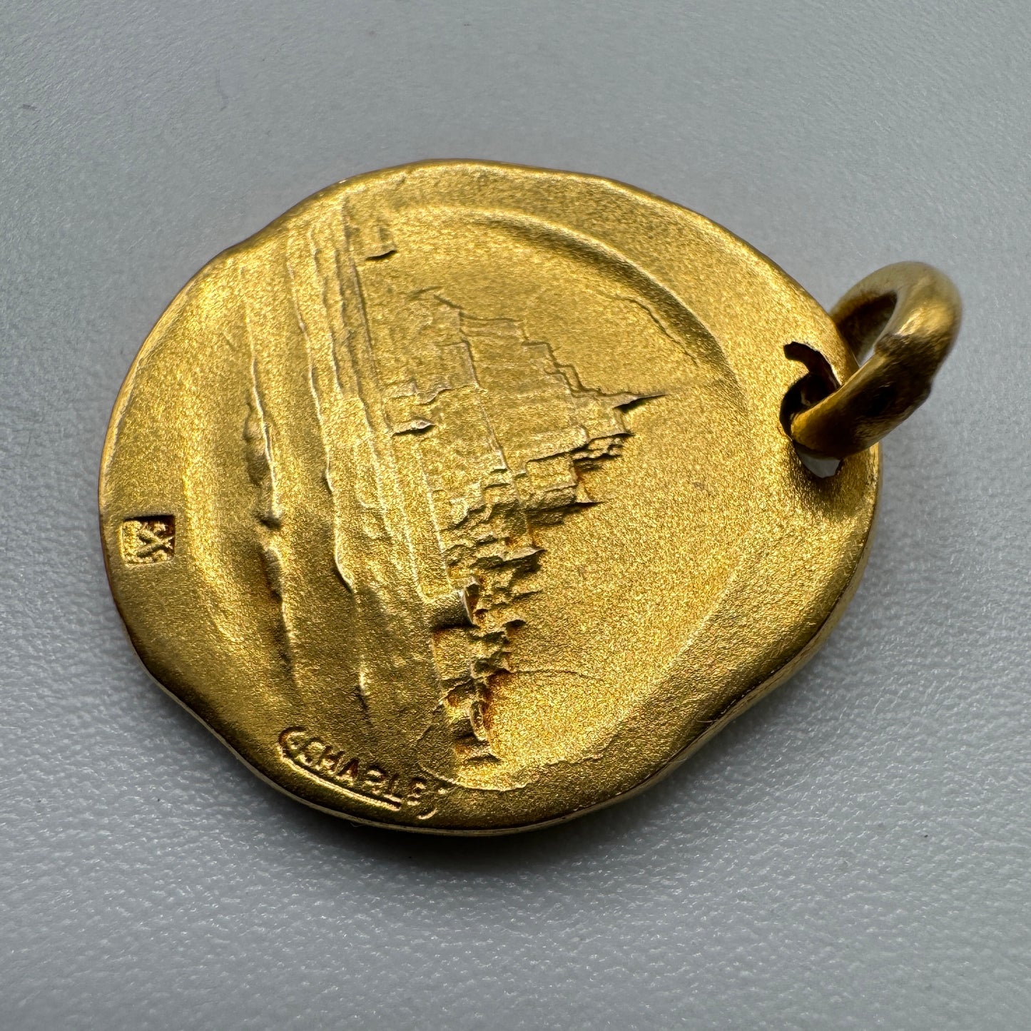 Rare Medaille ancienne plaqué or « Saint- Michel » par Charles