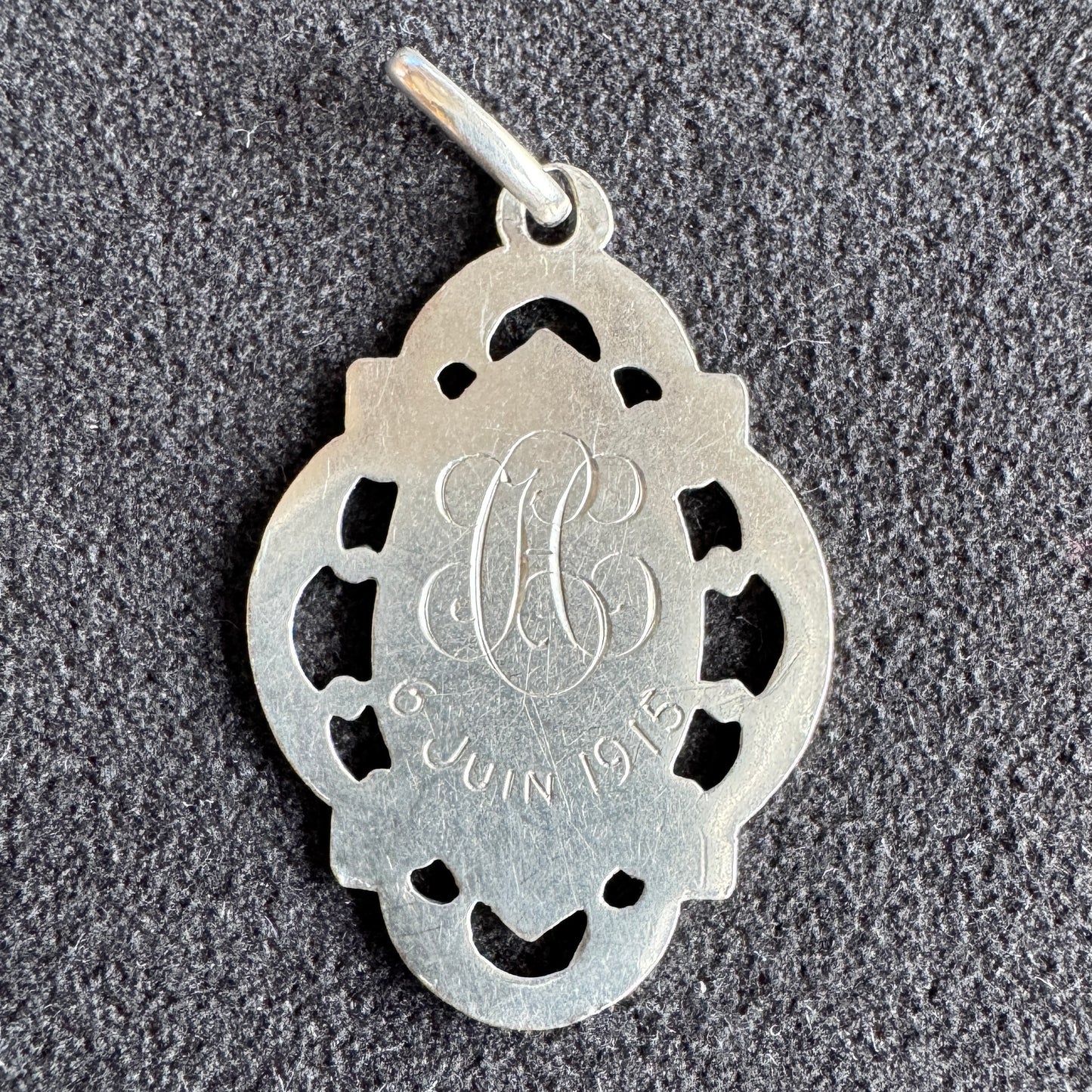 Médaille religieuse ancienne en argent et vermeil « calice »