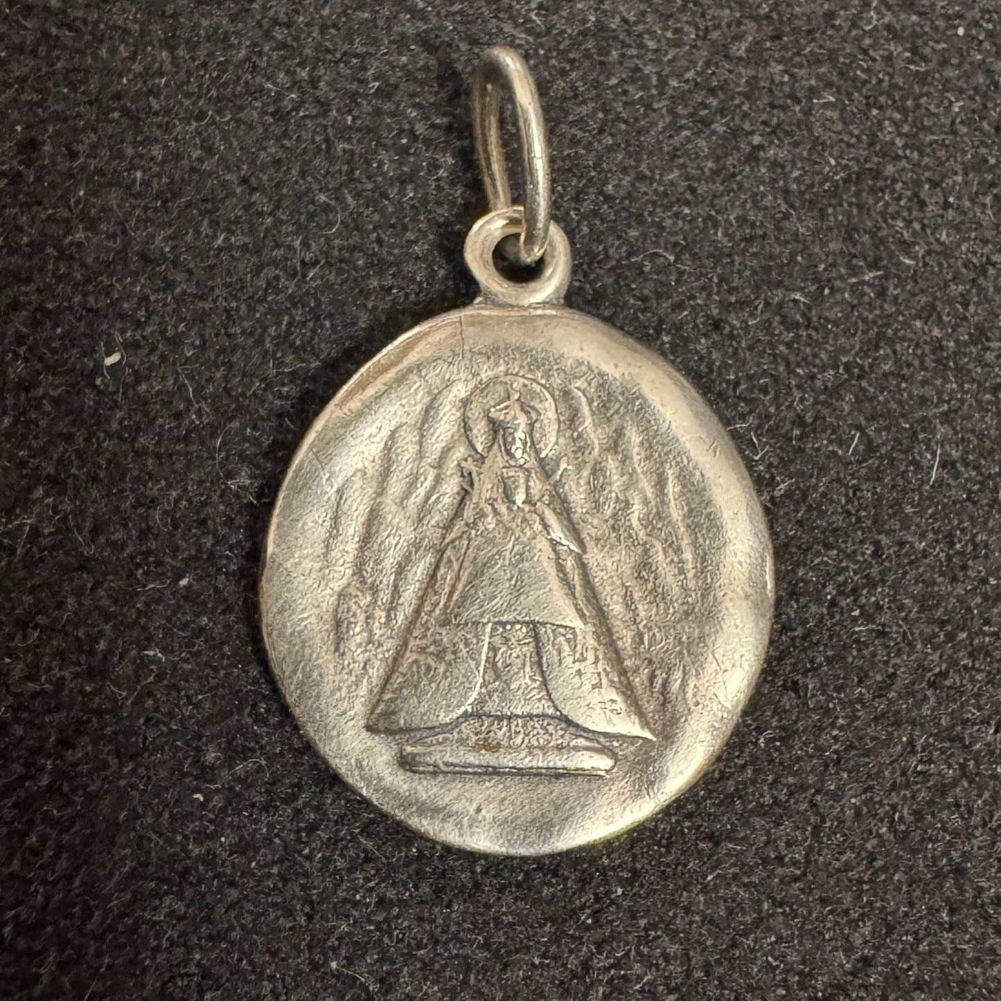 Médaille religieuse ancienne en argent « Vierge Noire de Montserrat »