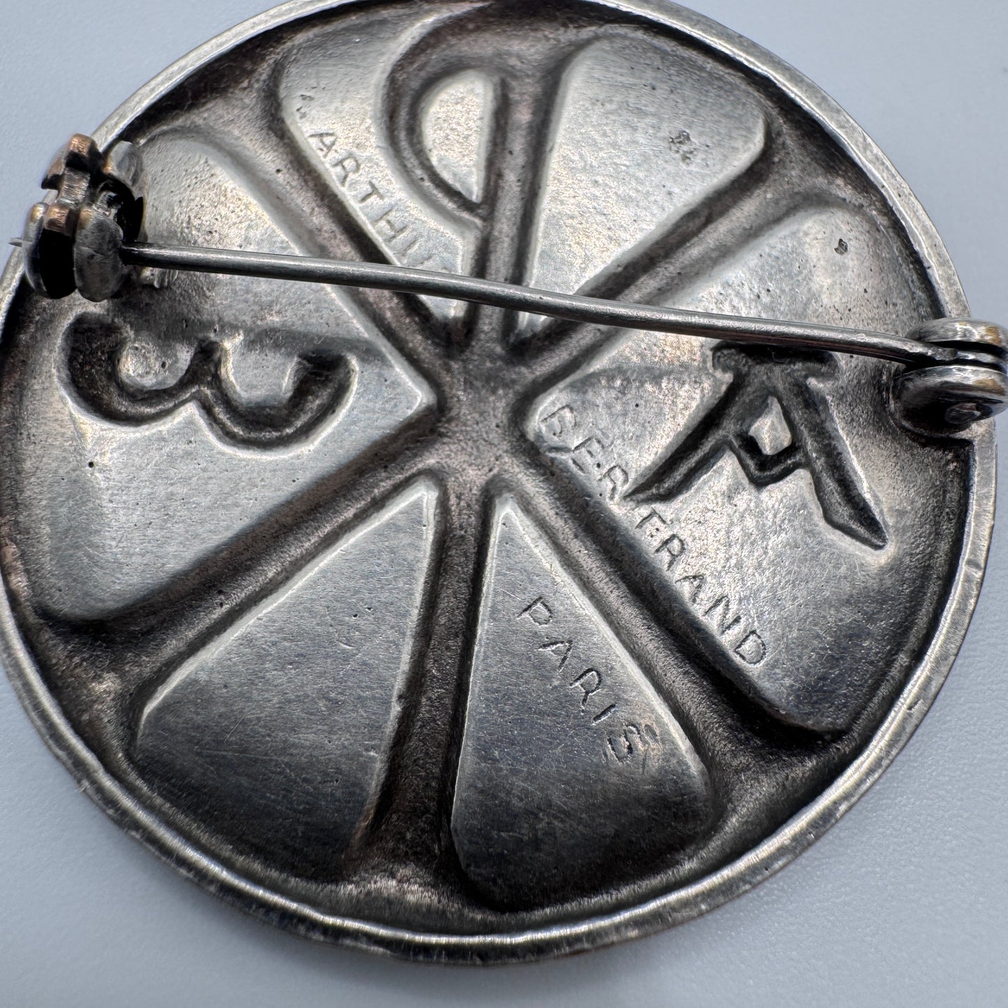 Broche ancienne « Chrisme »signée Arthus Bertrand