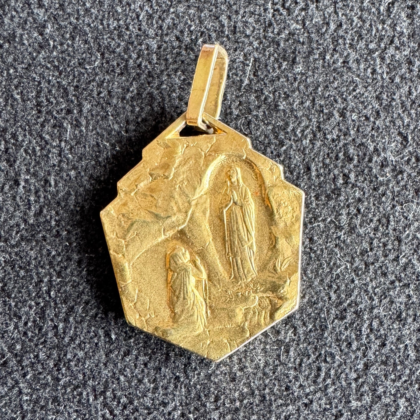 Médaille religieuse ancienne plaqué or « Sainte Vierge »