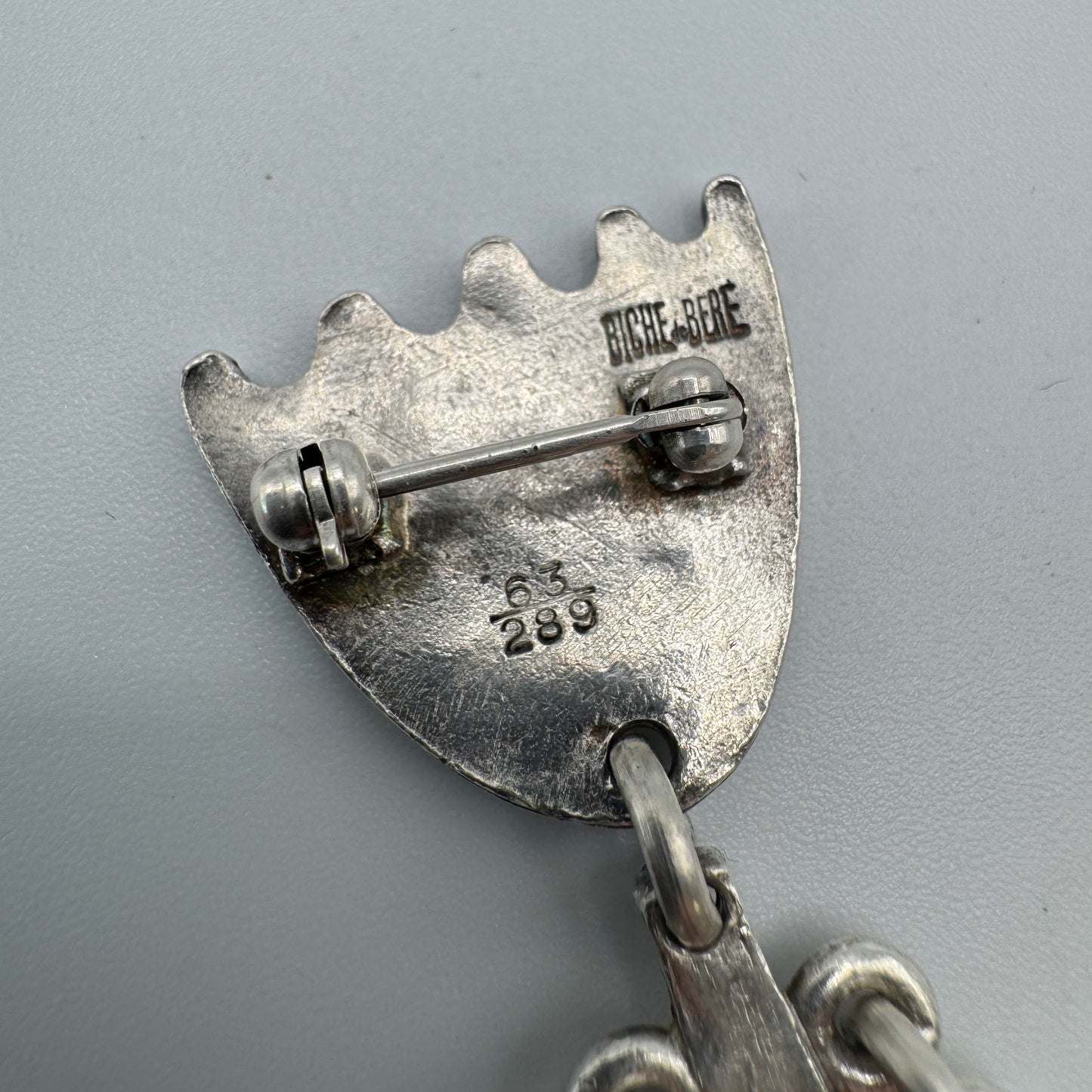 Broche créateur Vintage « BICHE DE BERE » - métal argenté