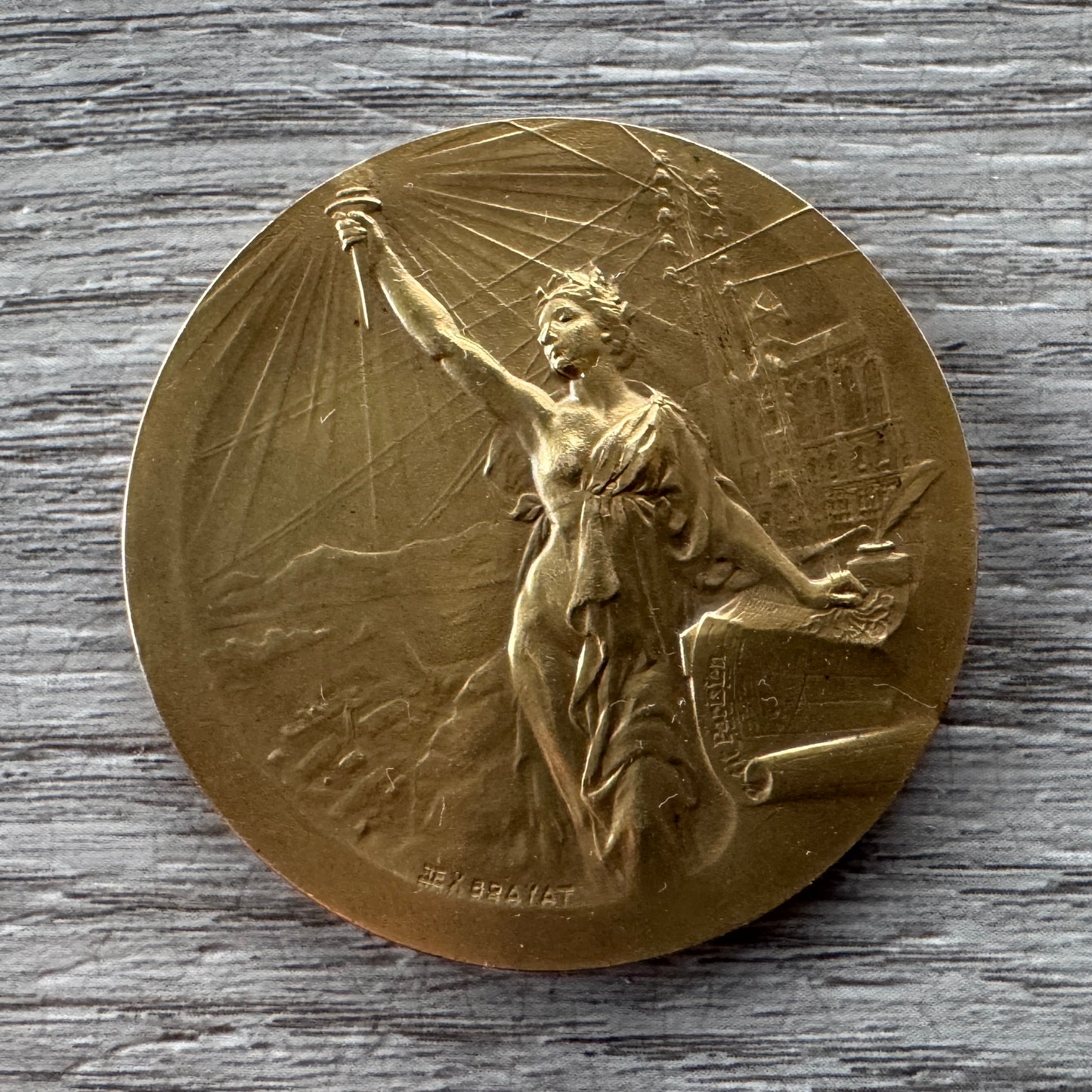Belle médaille ancienne en bronze « le petit Parisien »