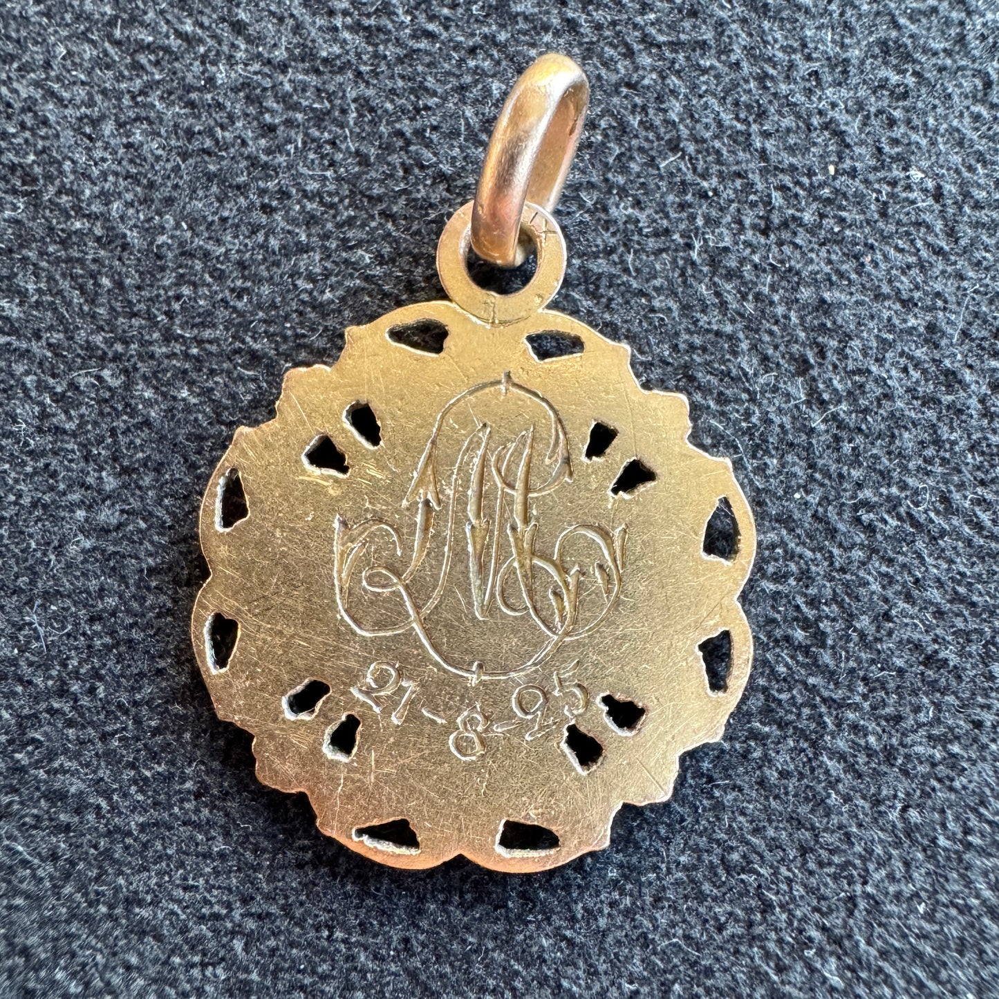 Médaille religieuse ancienne plaqué or « calice »