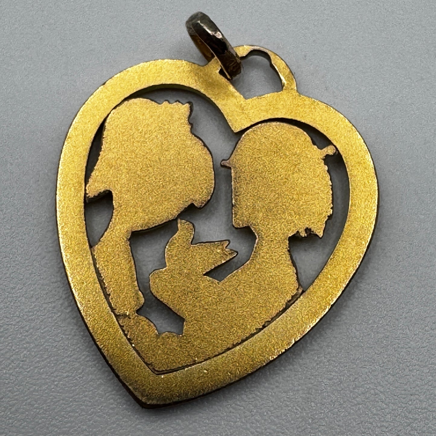 Pendentif ancien en plaqué or - « les Amoureux de Peynet »