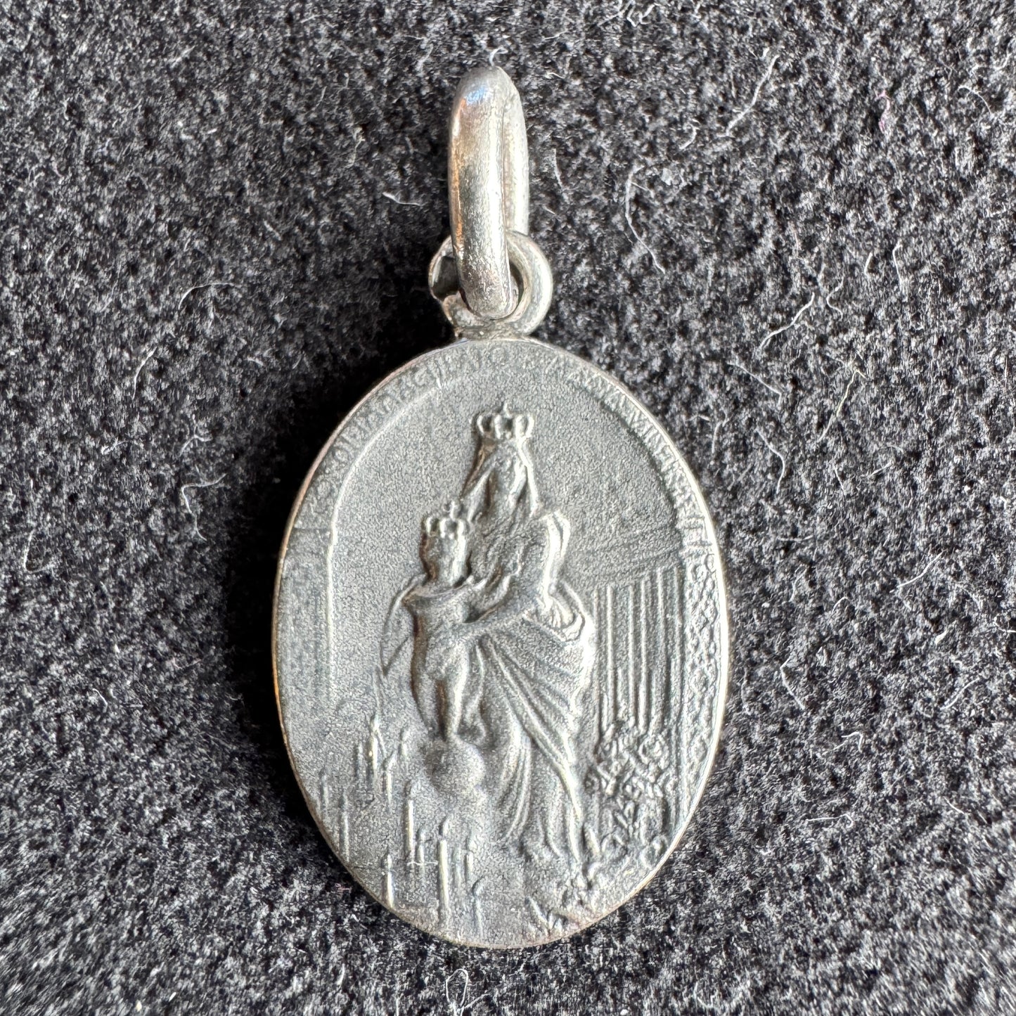 Médaille religieuse ancienne en argent « Sainte Vierge à l’enfant »