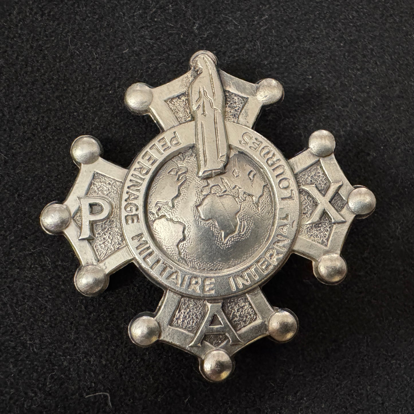 Insigne PAX pèlerinage militaire international de Lourdes- métal argenté