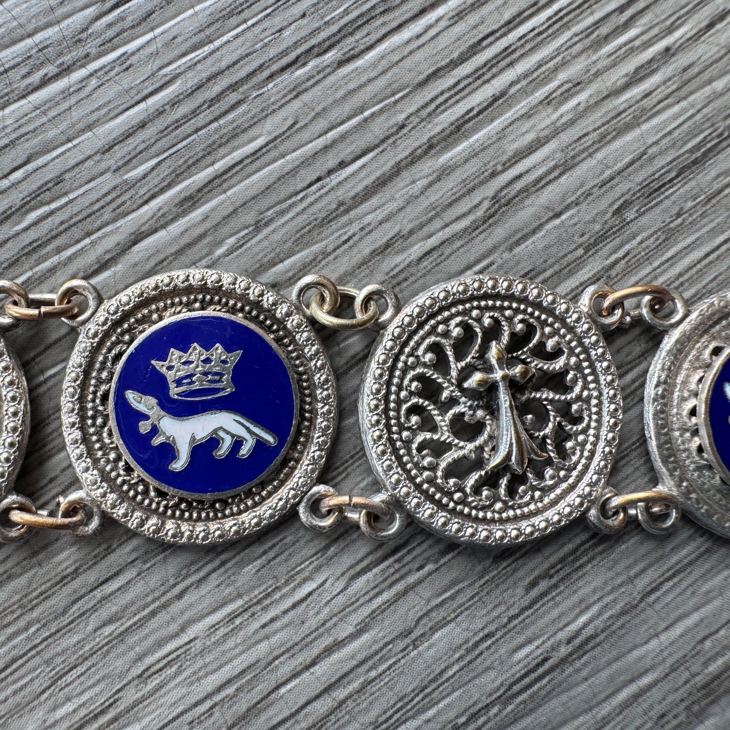 Bracelet ancien Souvenir de Bretagne « armoiries de Bretagne - Sainte Anne » métal argenté emaillé