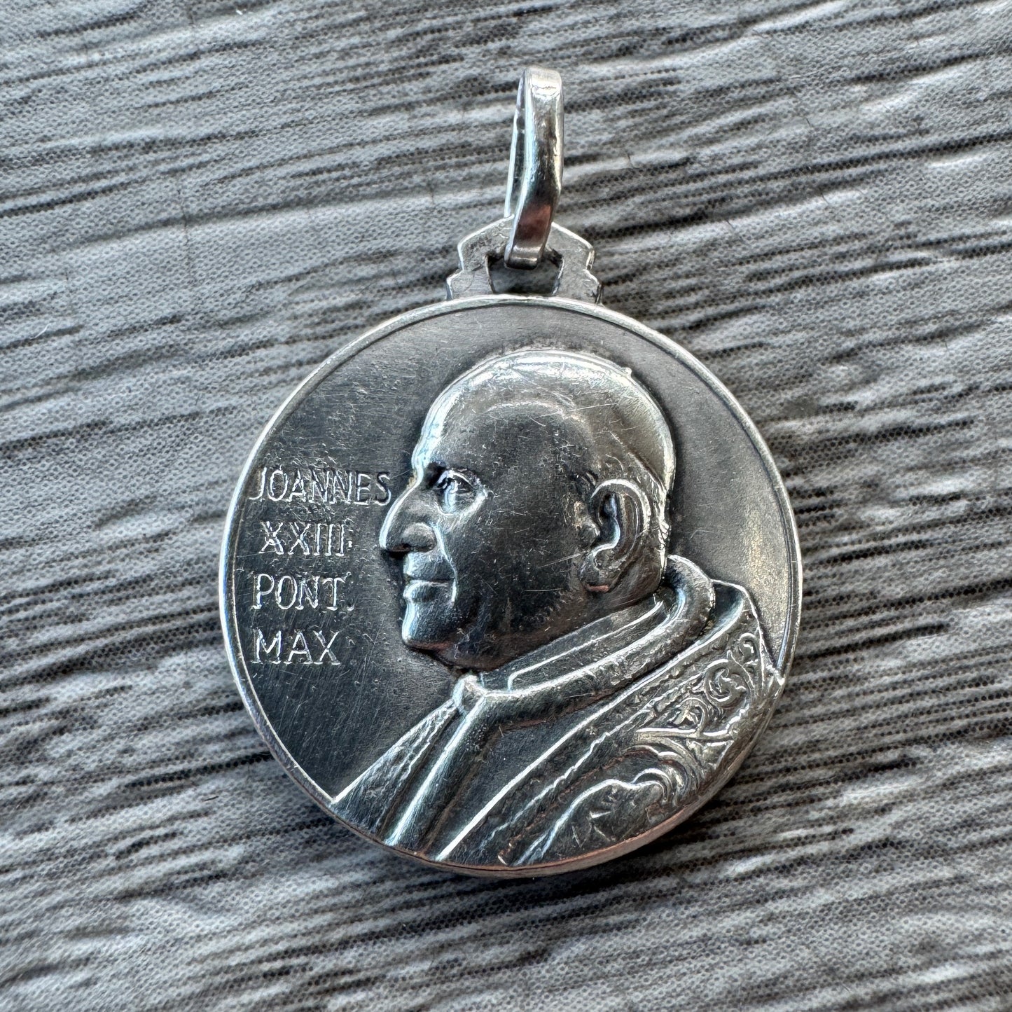 Médaille religieuse ancienne en argent « Pape Jean XXIII »