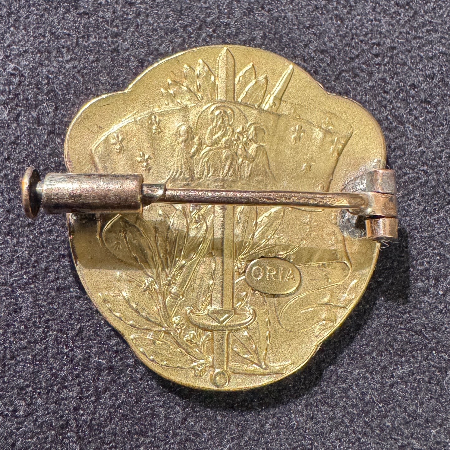 Broche ancienne en plaqué or ORIA - « Jeanne D’Arc »