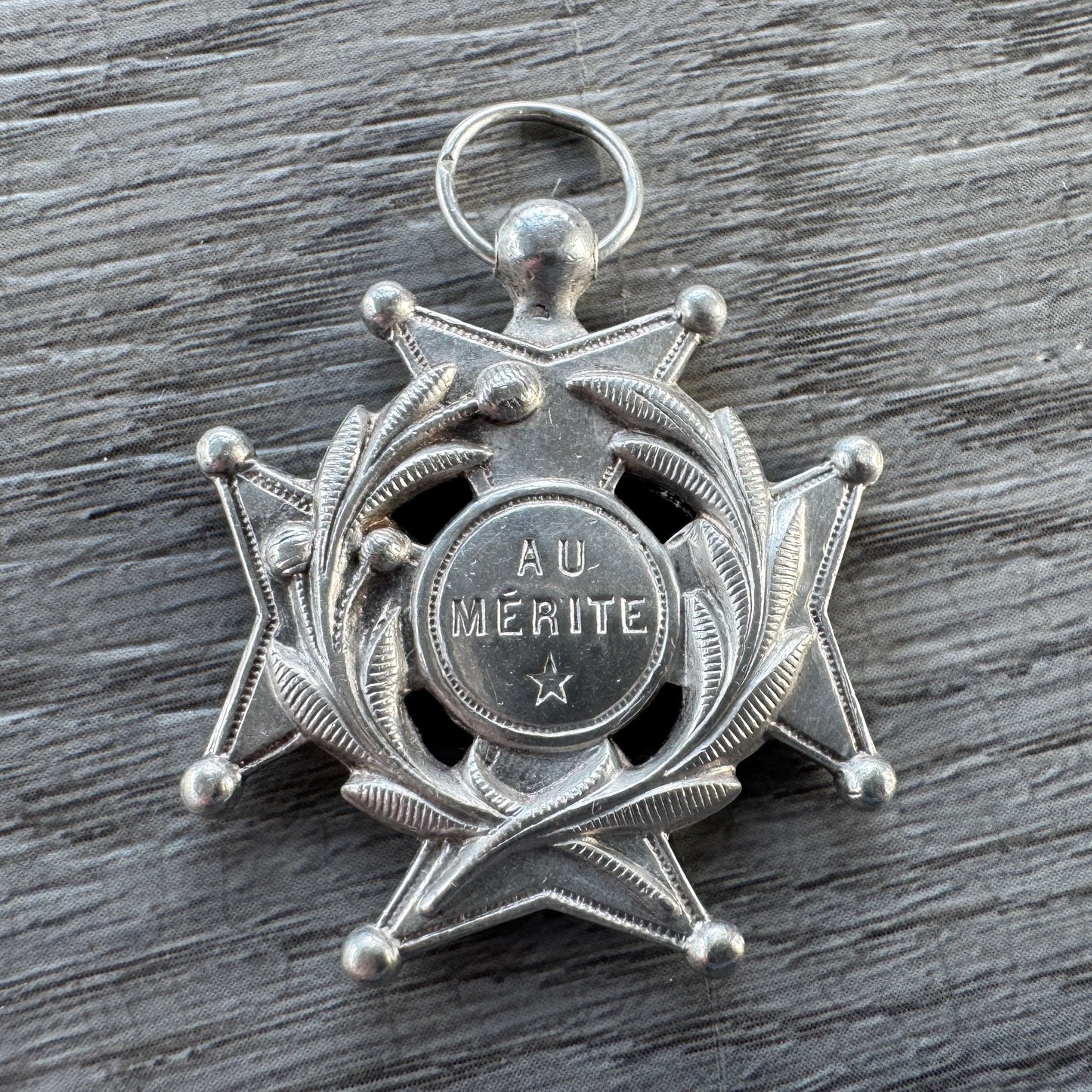 Décoration scolaire ancienne « au mérite » - argent