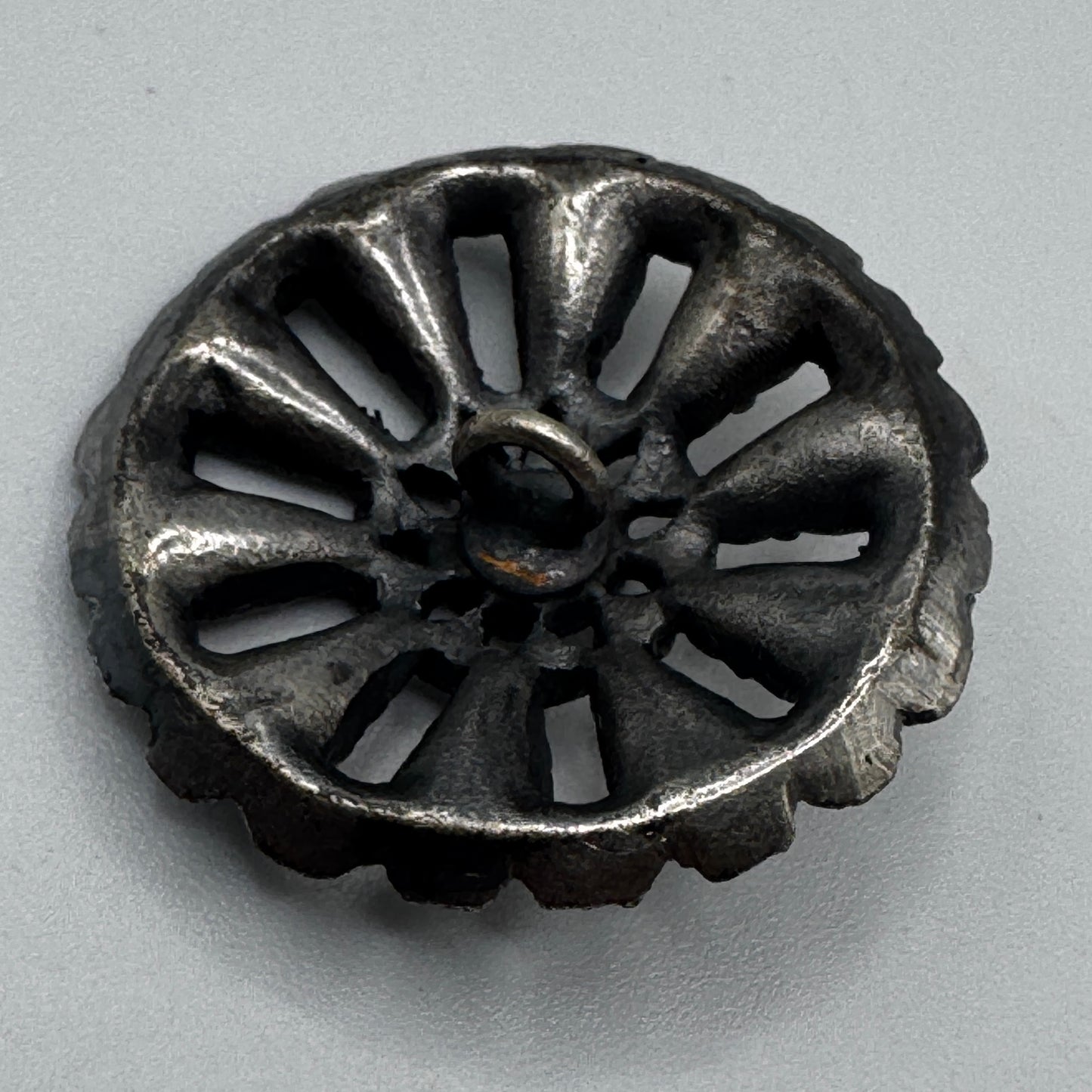 Bouton ancien vers 1900 - métal argenté et verroterie