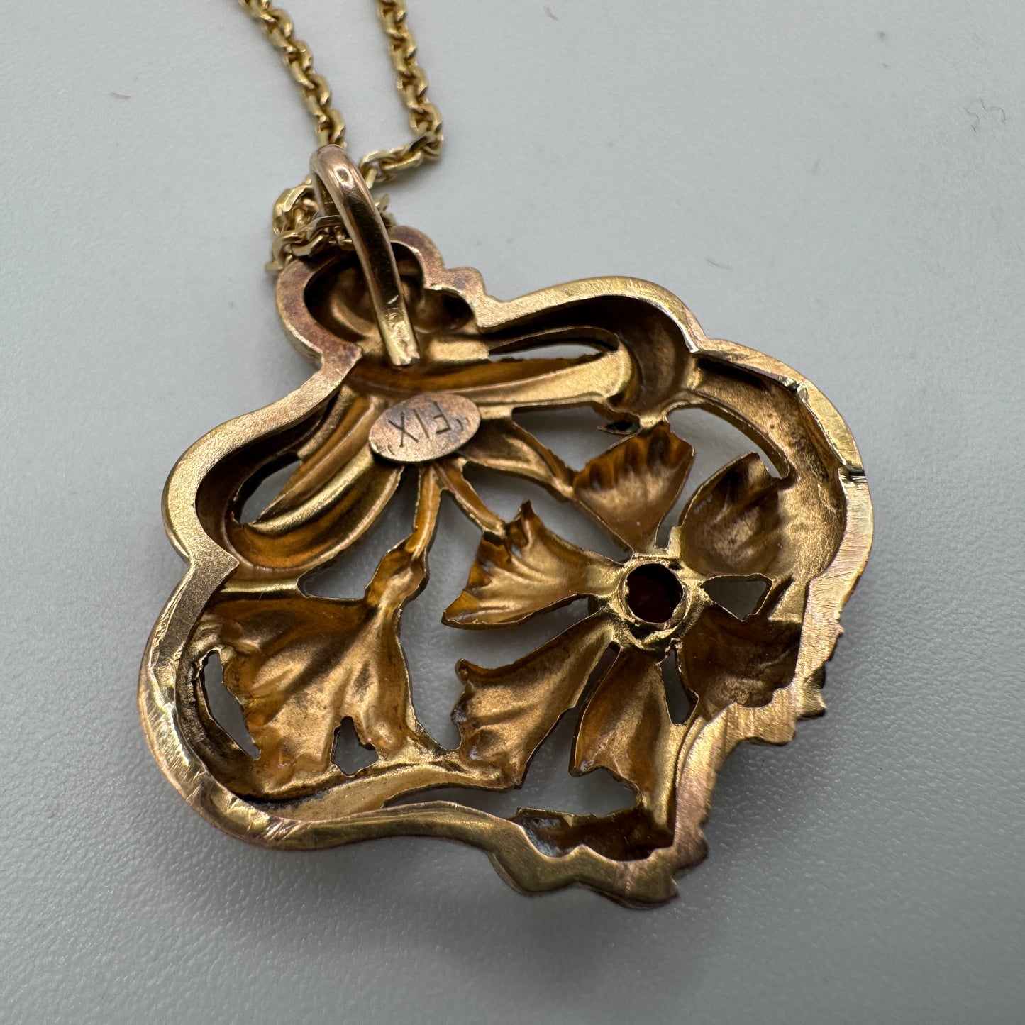 Pendentif et chaîne Art Nouveau en plaqué or