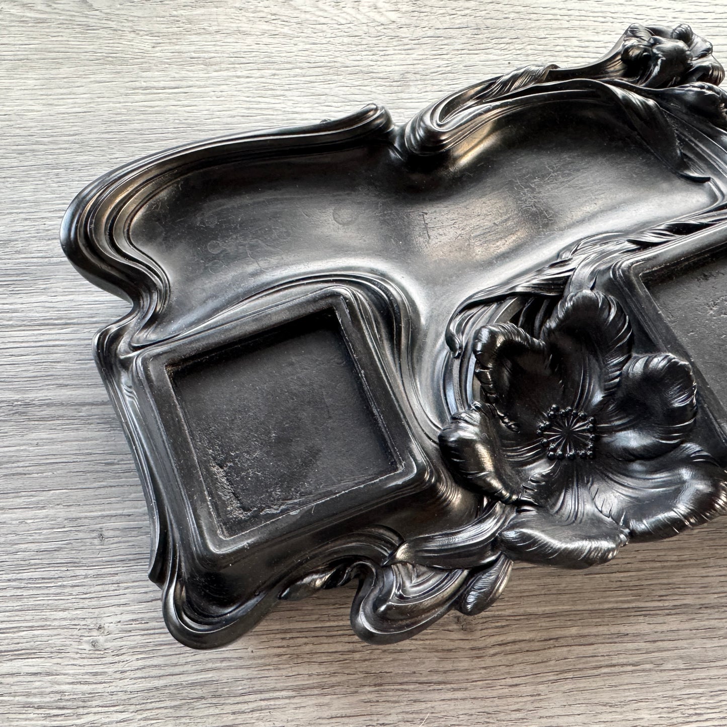 Sculpture en gutta-percha - base d’encrier Art Nouveau
