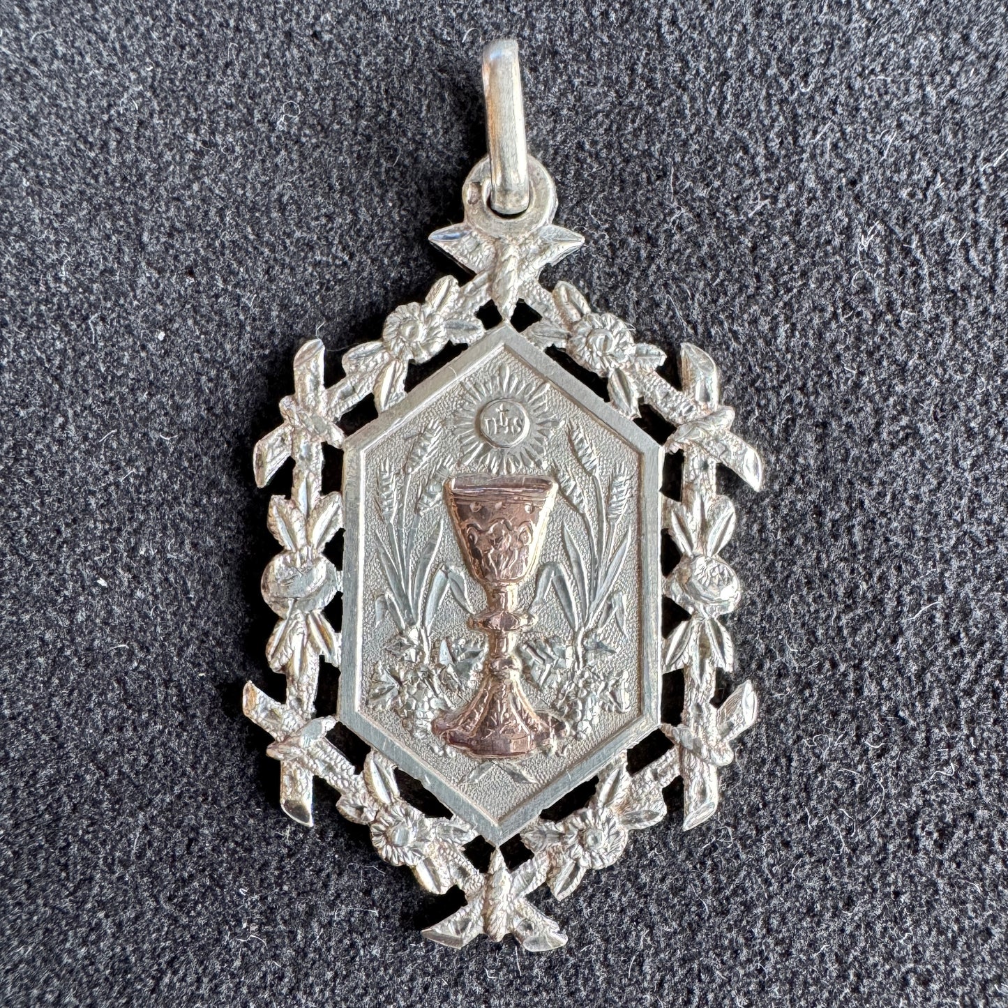 Médaille religieuse ancienne en argent et vermeil « calice »