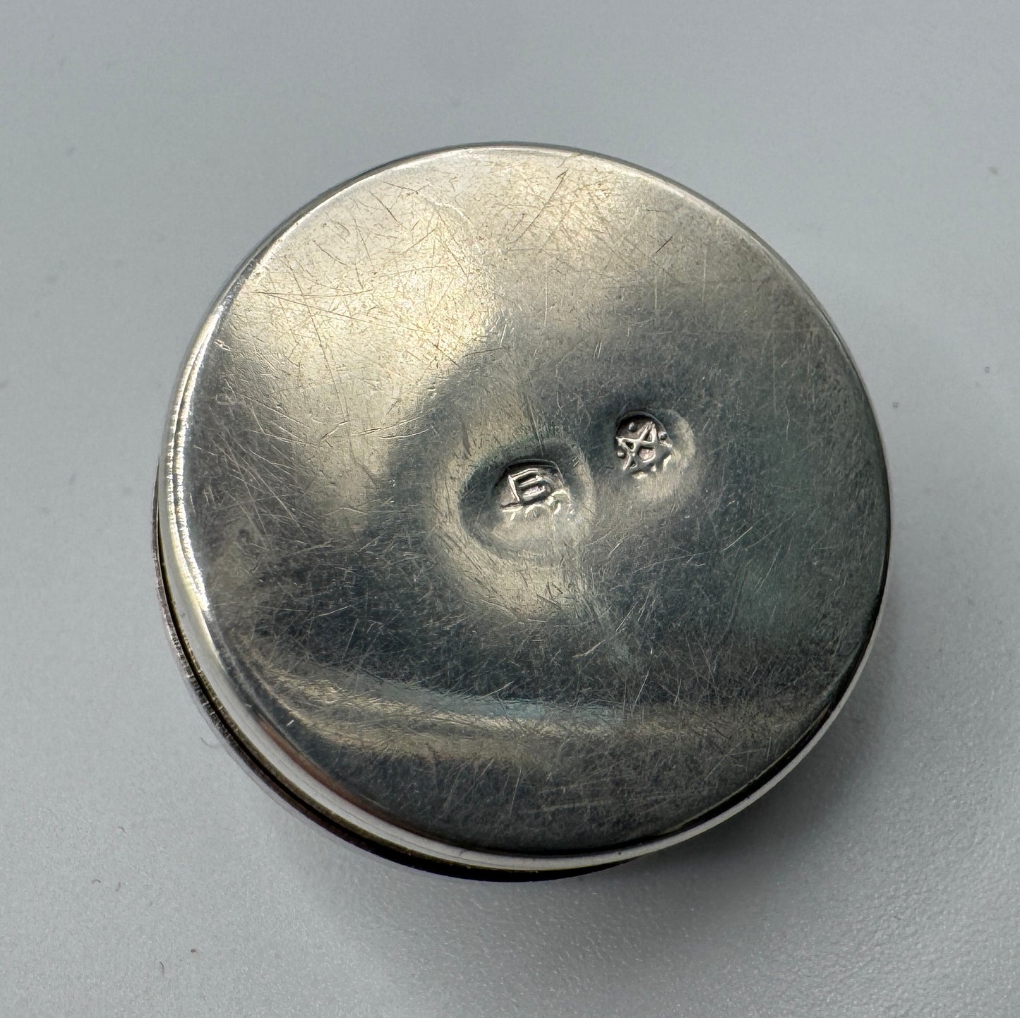 petite boîte pilulier en argent et verre bleu