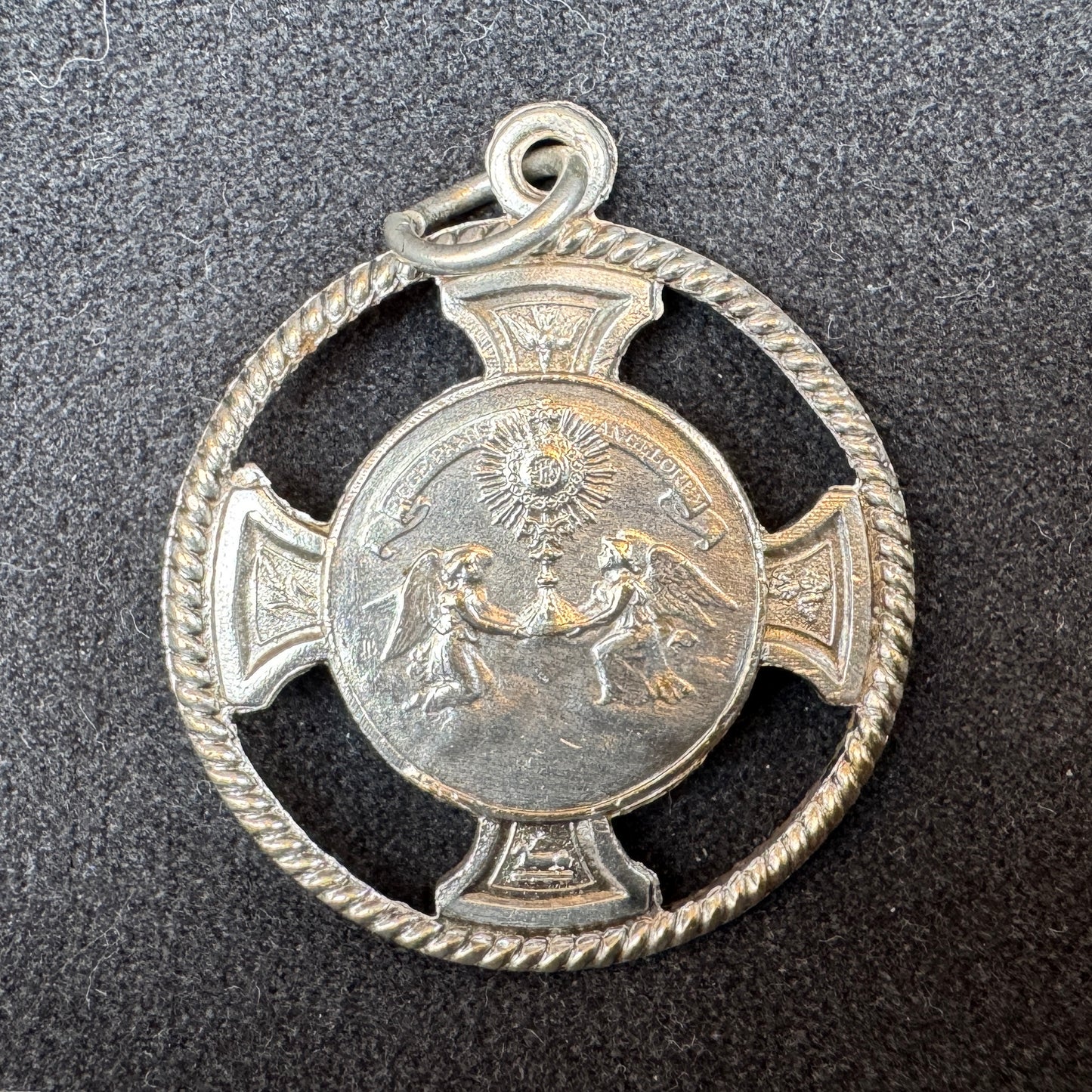 Médaille religieuse ancienne « l'Eucharistie »