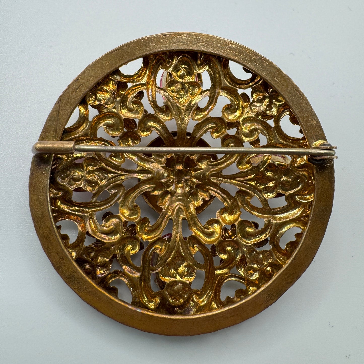 Broche ancienne en bronze doré et verroterie