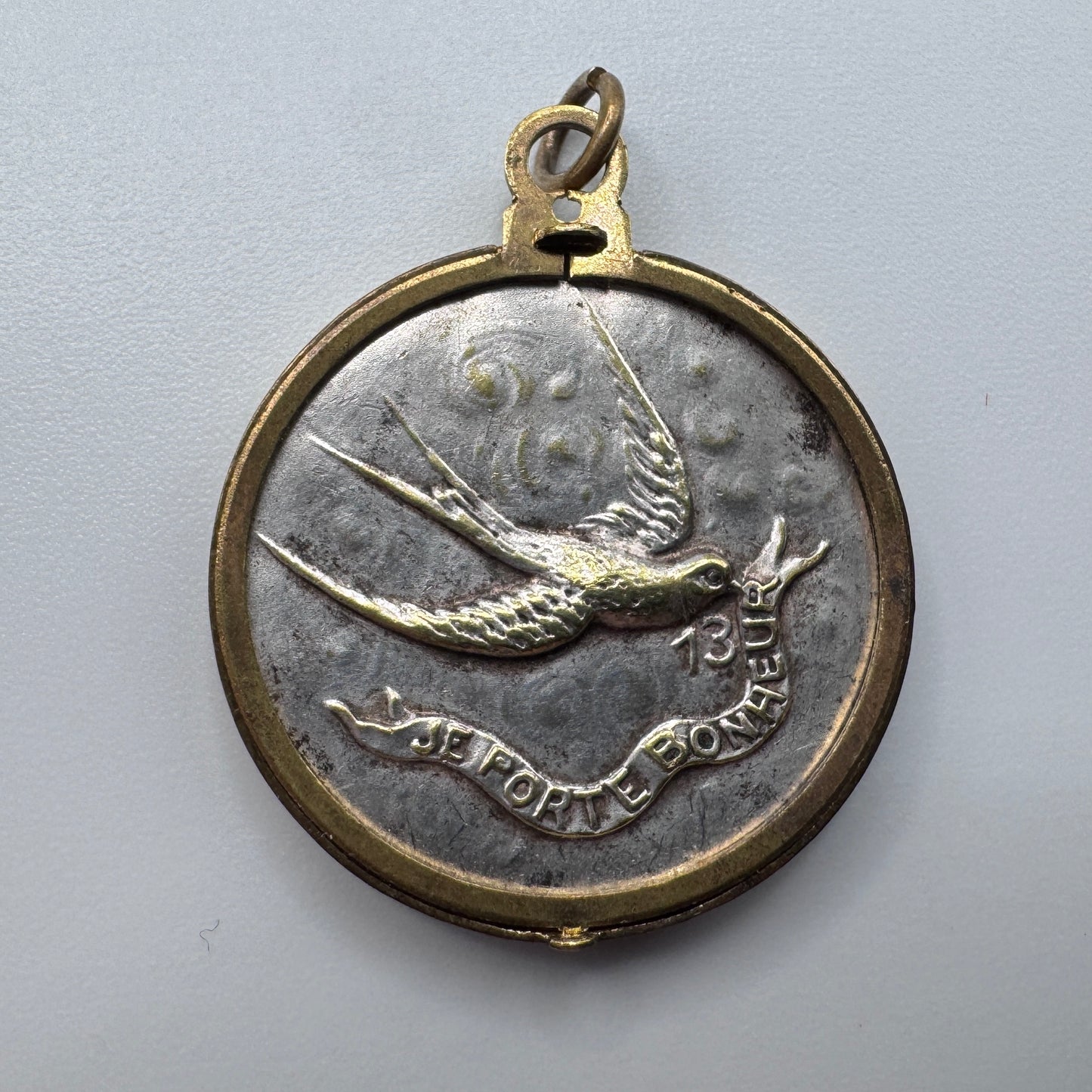 Pendentif ancien porte bonheur « portrait miniature sous verre »