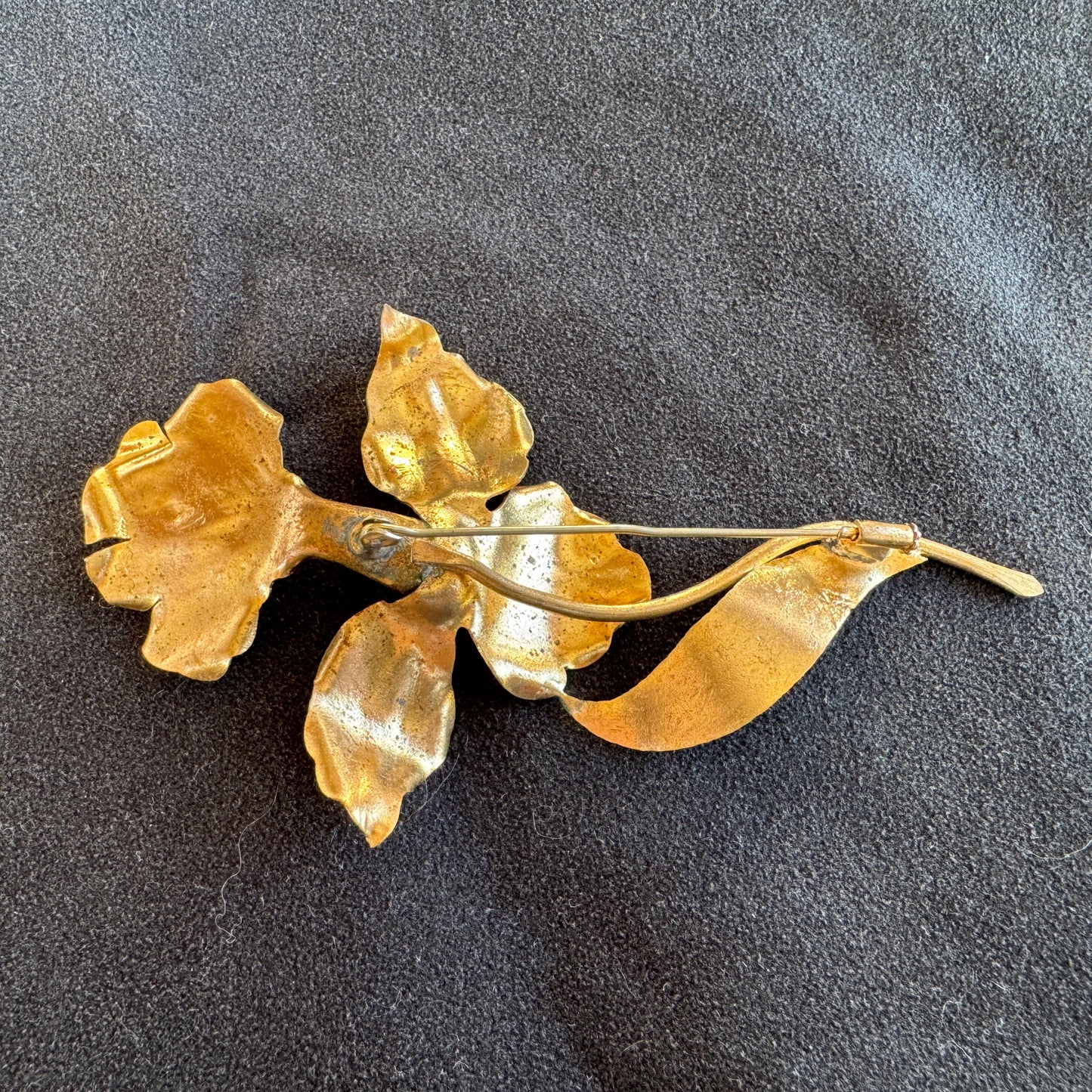 Broche ancienne en métal doré - Motif floral « Orchidée »