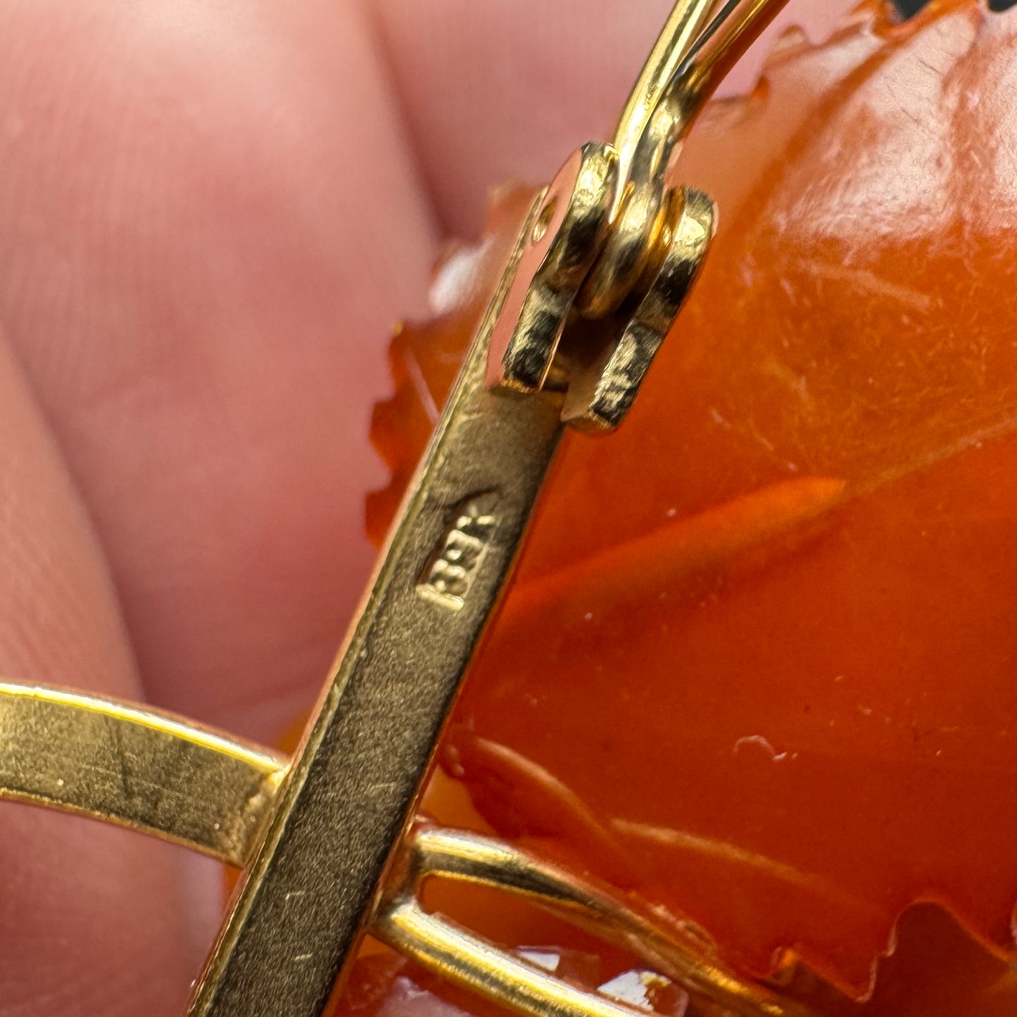 Broche ancienne en plaqué or et Bakélite - « grappe de raisin »