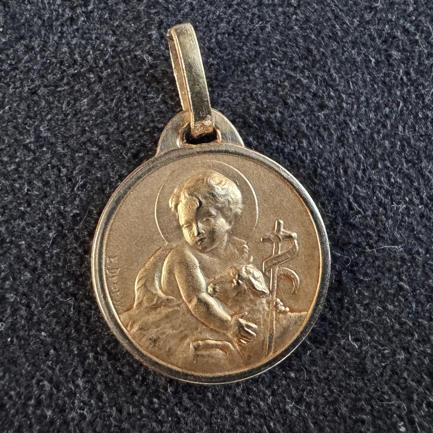 Médaille religieuse ancienne en plaqué or « Petit Jesus et l’agneau »